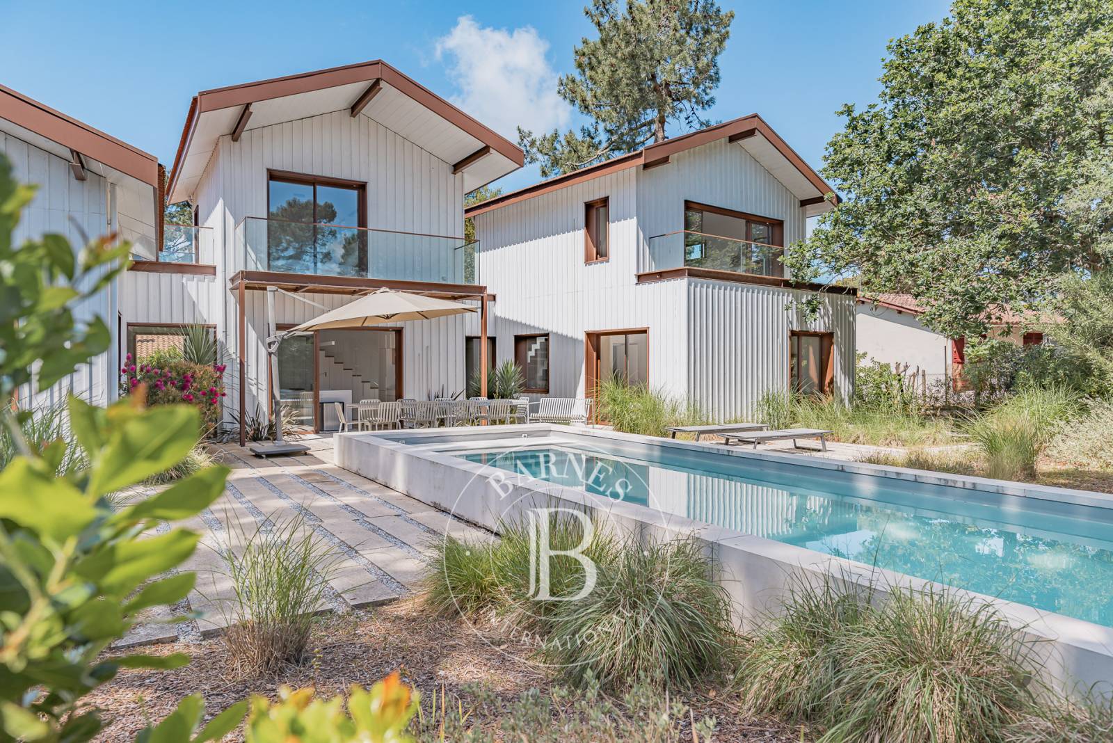 VILLA « DES ROSES » AVEC PISCINE CHAUFFÉE ET ROOFTOP VUE BASSIN DANS LE VILLAGE DU CANON, SUR LA PRESQU’ÎLE DU CAP FERRET – CAPACITÉ 10 PERSONNES