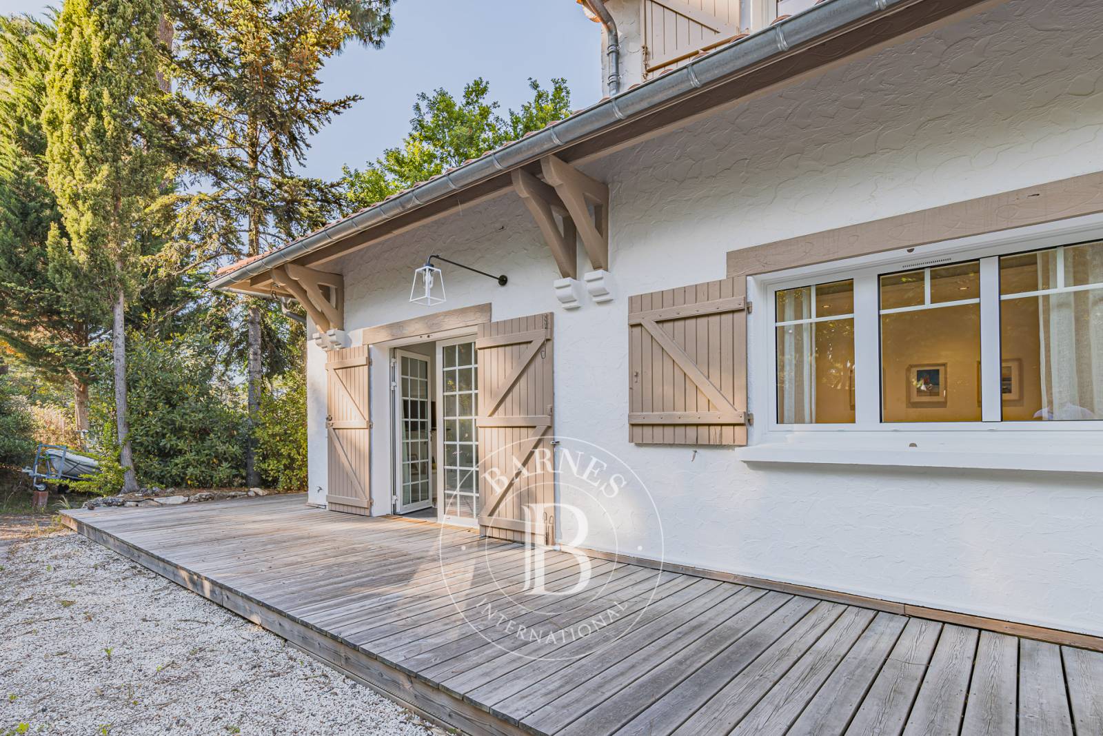 VILLA FAMILIALE AVEC STUDIO INDÉPENDANT ET POTENTIEL D’EXTENSION DANS LE QUARTIER DES ABATILLES À ARCACHON