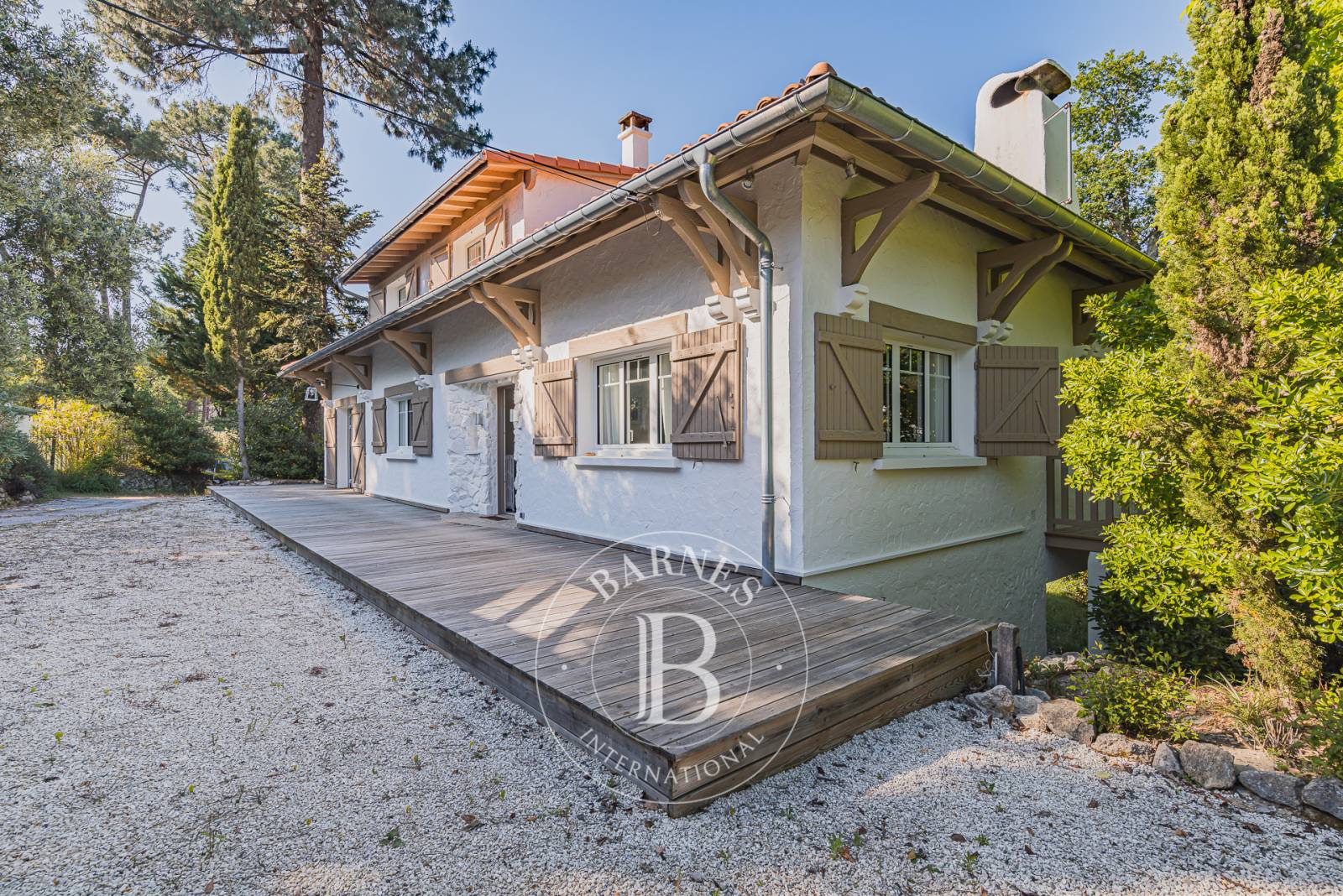 VILLA FAMILIALE AVEC STUDIO INDÉPENDANT ET POTENTIEL D’EXTENSION DANS LE QUARTIER DES ABATILLES À ARCACHON