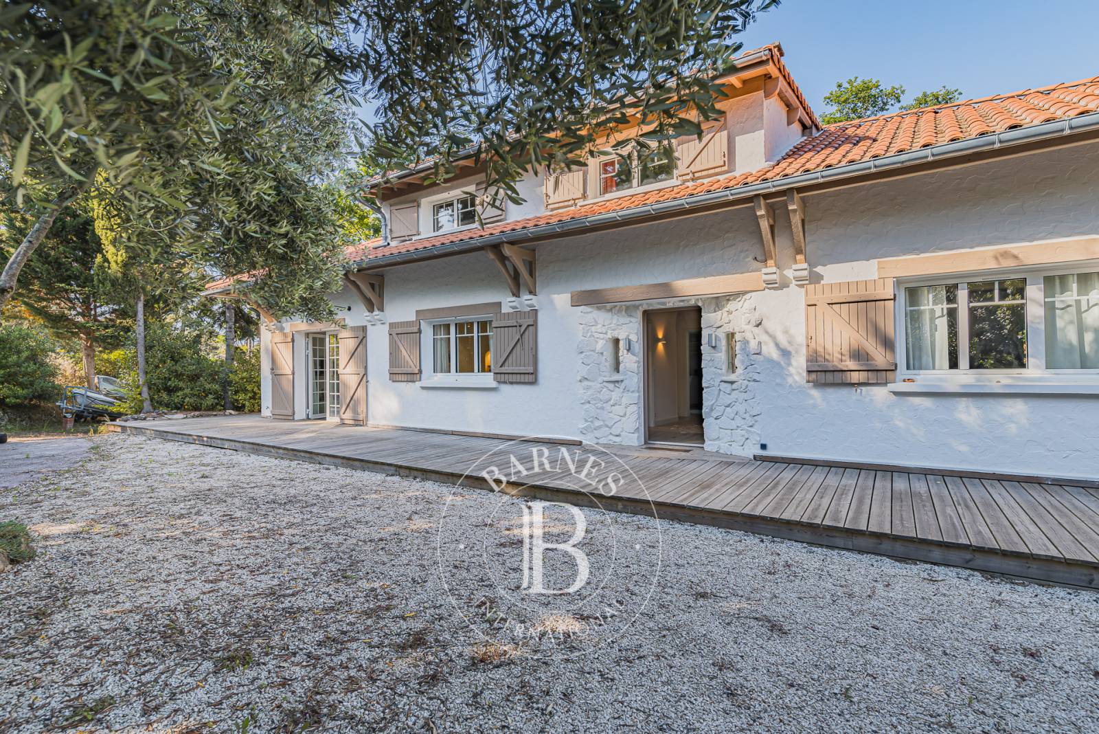 VILLA FAMILIALE AVEC STUDIO INDÉPENDANT ET POTENTIEL D’EXTENSION DANS LE QUARTIER DES ABATILLES À ARCACHON