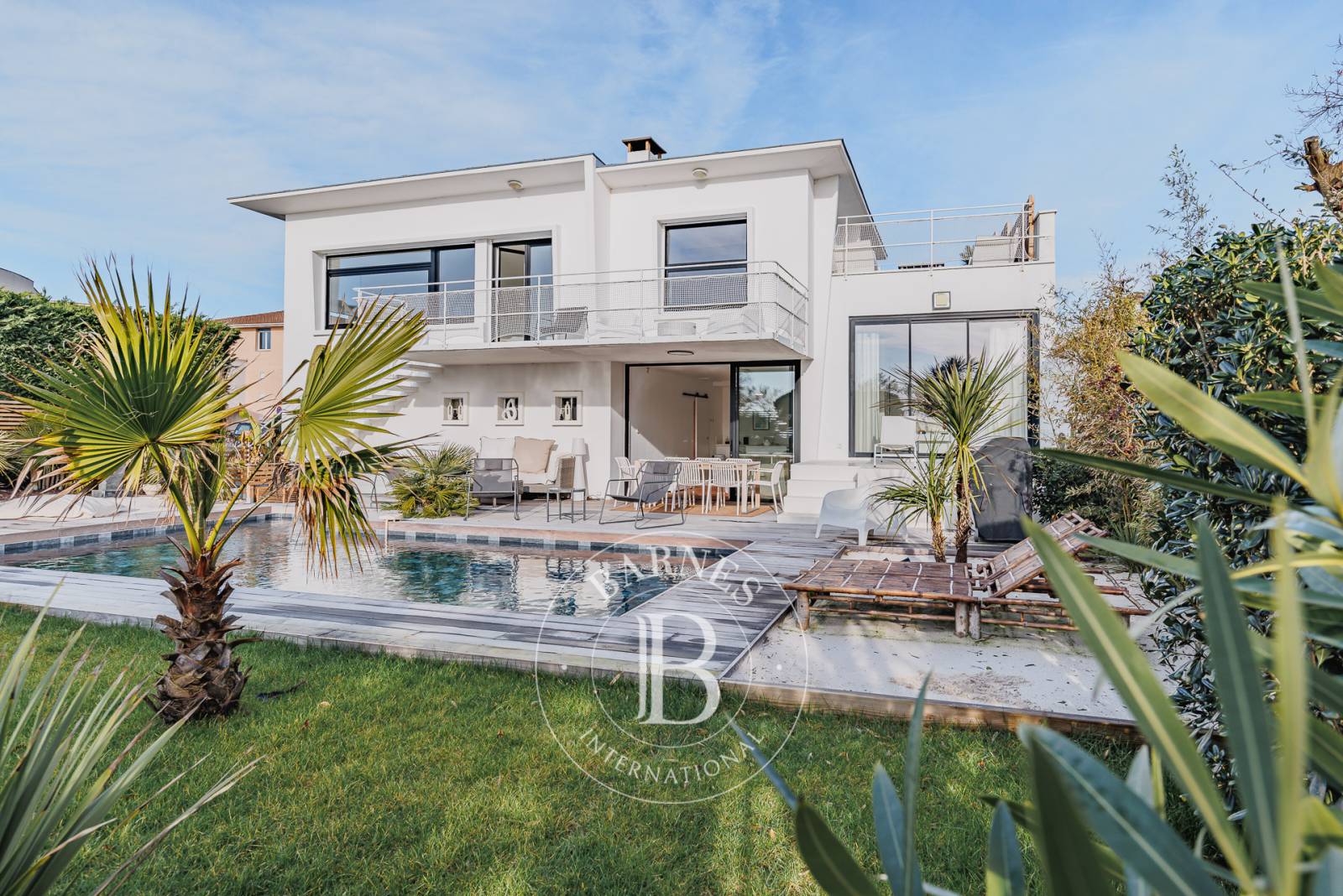 PROPRIÉTÉ CONTEMPORAINE AVEC VUE PANORAMIQUE SUR LE BASSIN À ANDERNOS