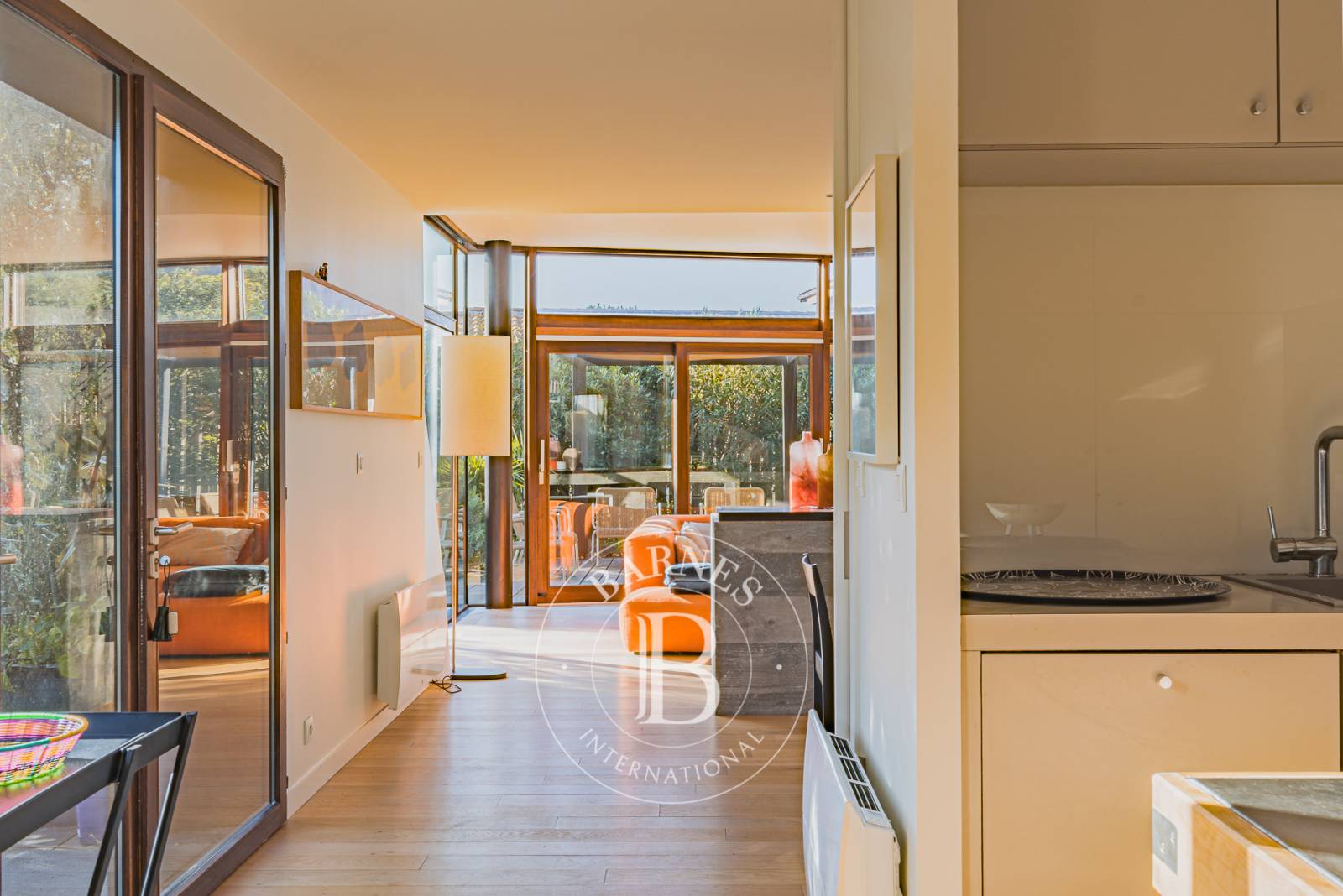 VILLA FAMILIALE RÉNOVÉE PAR UN ARCHITECTE, AVEC TERRASSE ET VUE SUR LE BASSIN, SUR LA PRESQU’ÎLE DU CAP FERRET