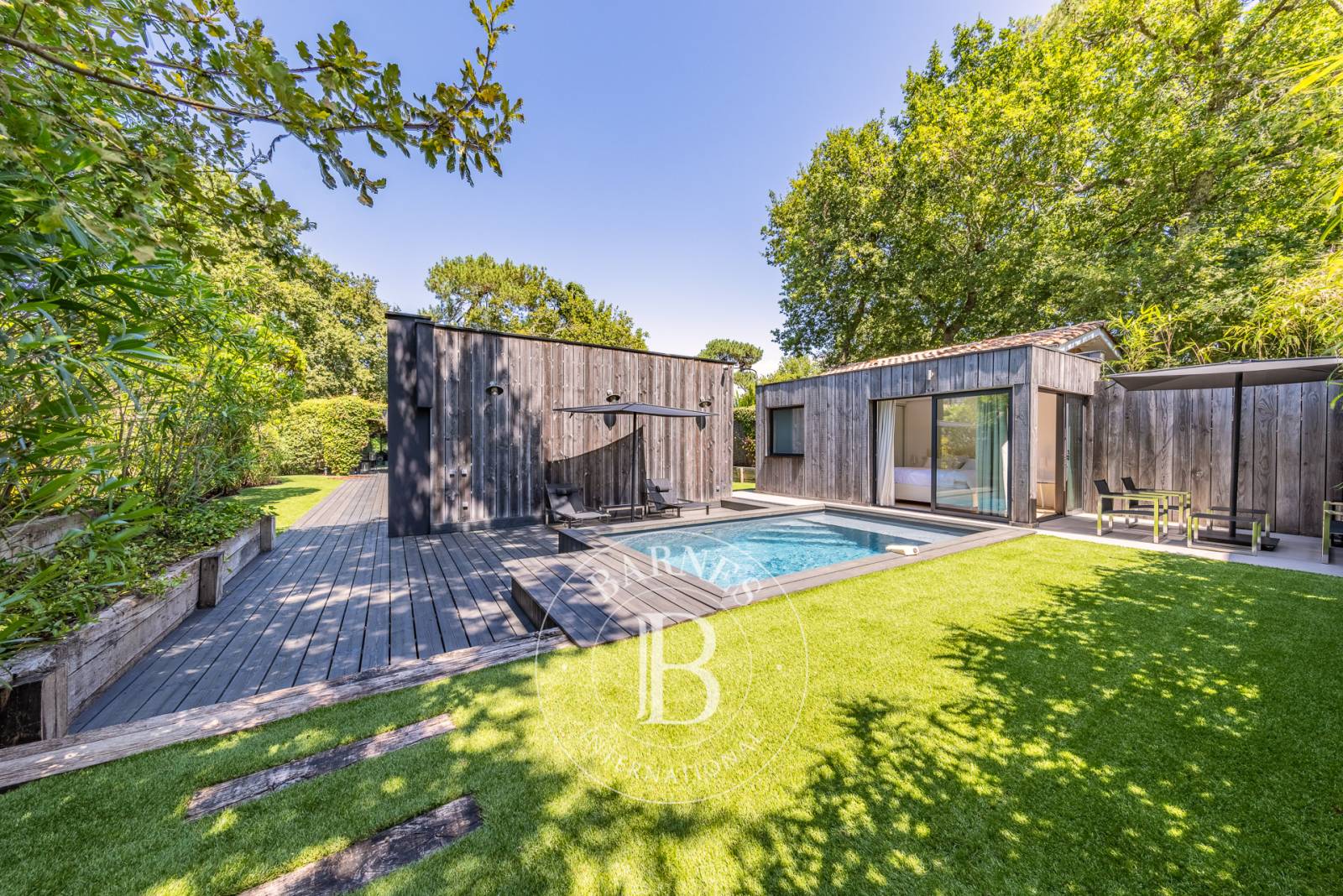 VILLA RÉNOVÉE AVEC PISCINE ET DÉPENDANCE À QUELQUES MÈTRES DE LA PLAGE AU PYLA-SUR-MER