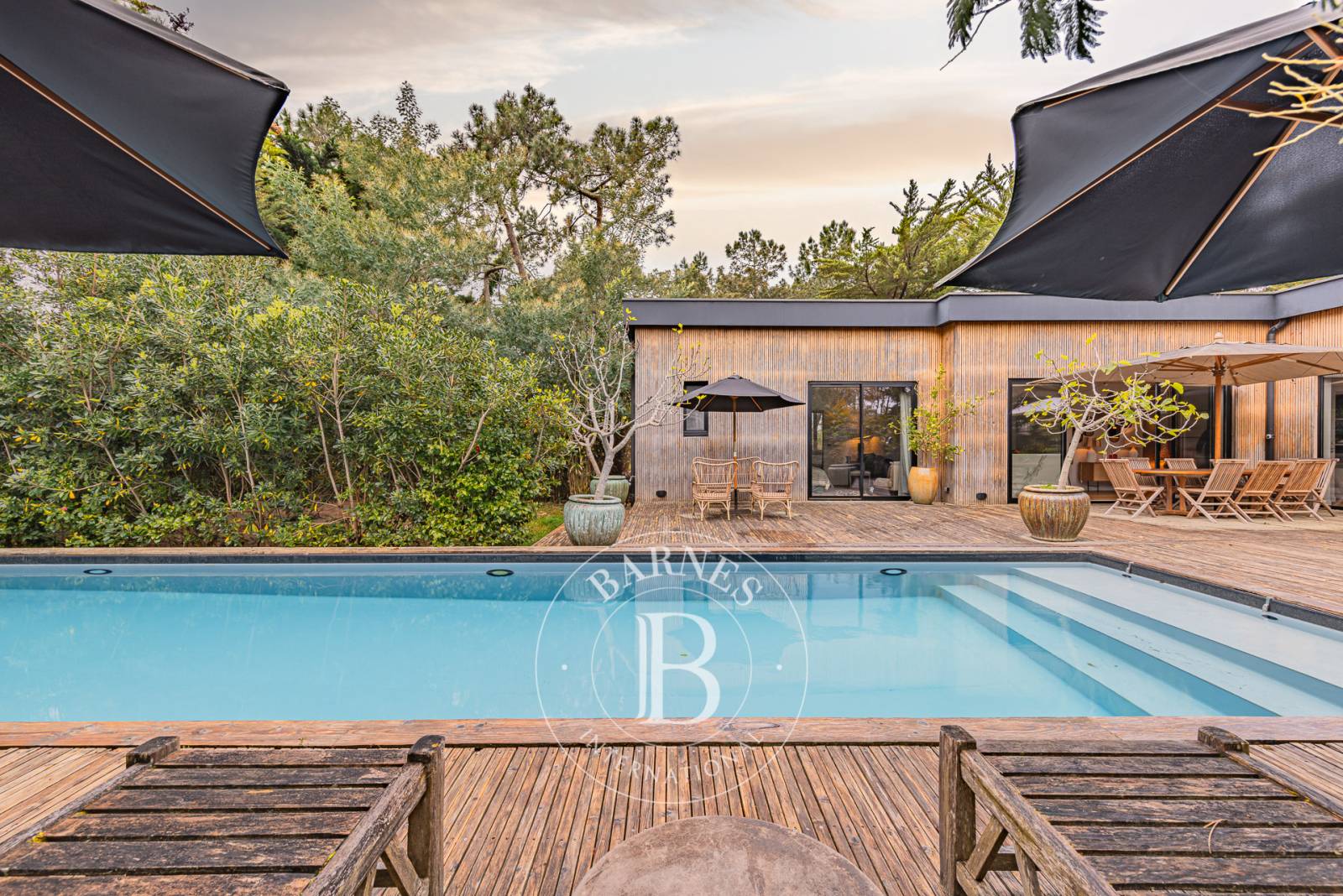 VILLA MODERNE AVEC PISCINE ET GRAND TERRAIN AU CŒUR DU CAP FERRET