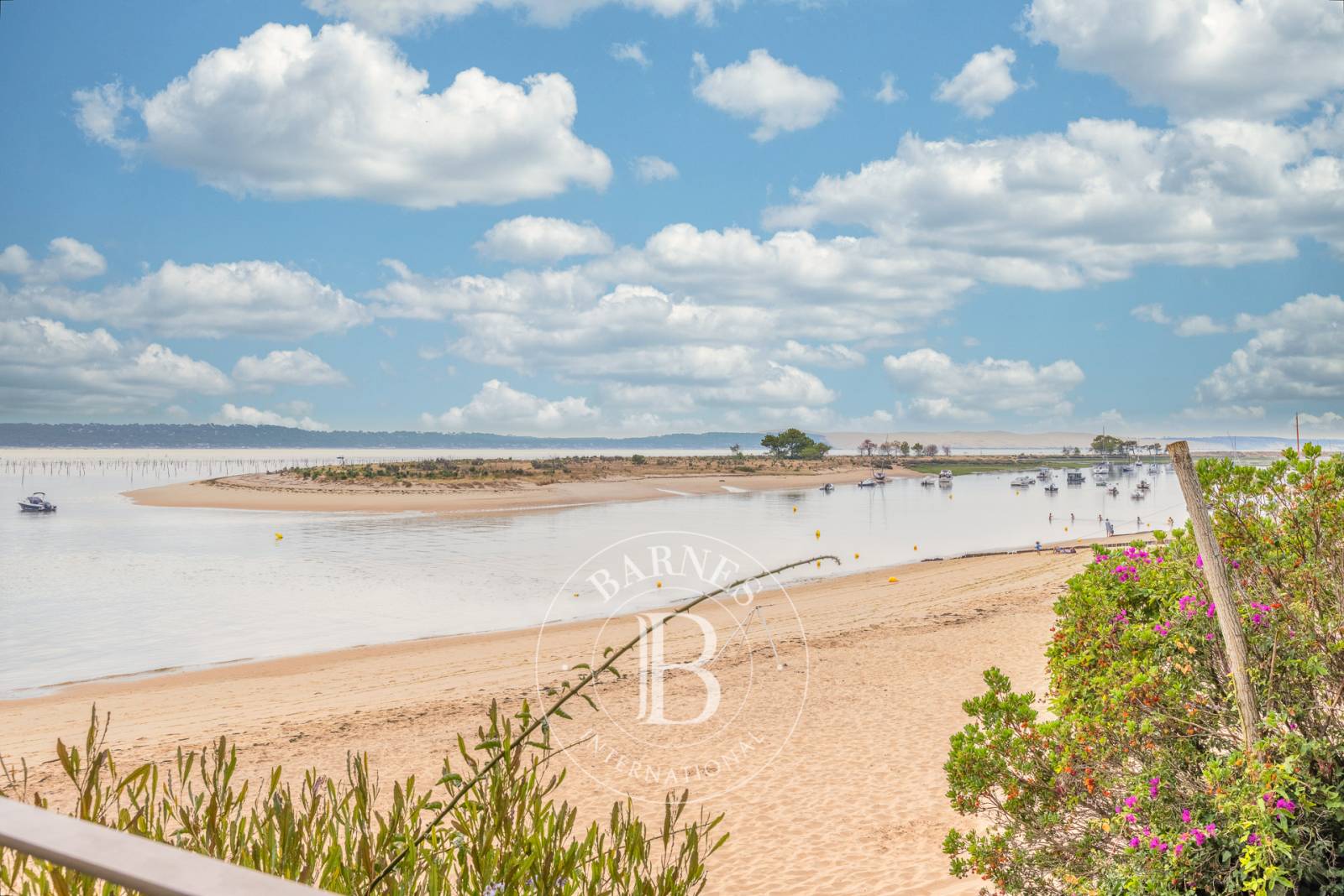 VILLA D’ARCHITECTE EN PREMIÈRE LIGNE AVEC PISCINE INTÉRIEURE – CAP FERRET