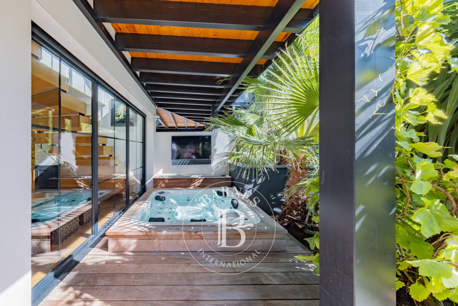 MAISON CONTEMPORAINE AVEC PISCINE, JACUZZI ET PRESTATIONS HAUT DE GAMME À GUJAN-MESTRAS