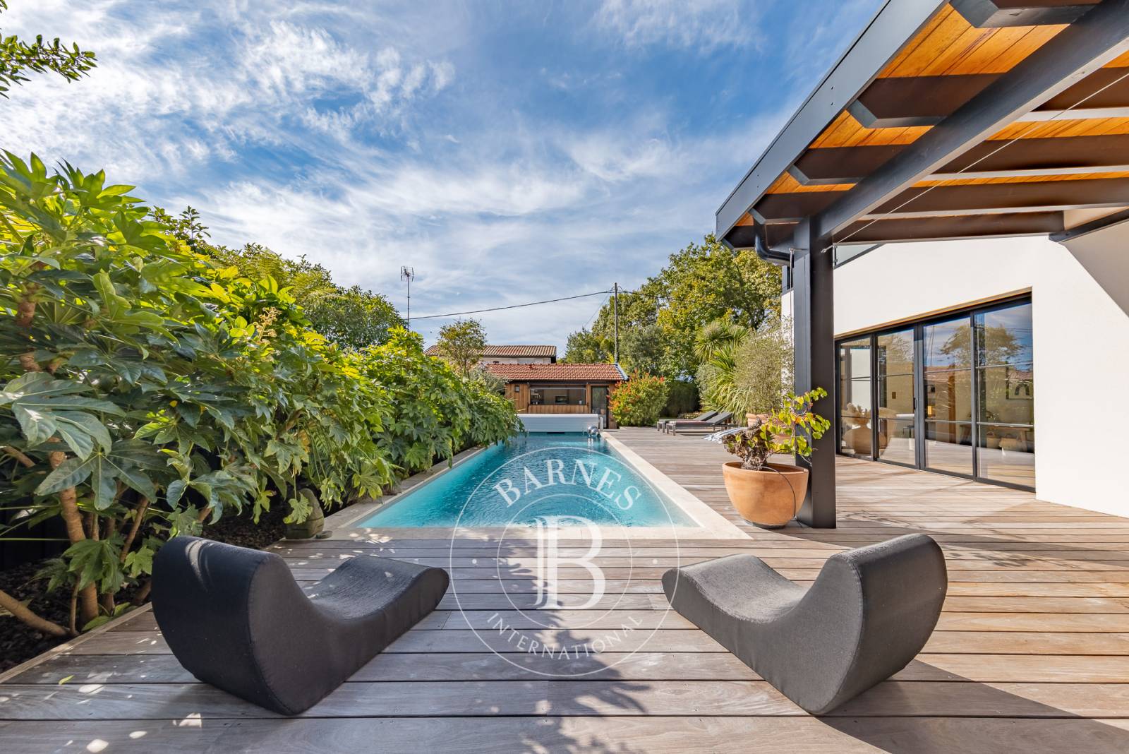 MAISON CONTEMPORAINE AVEC PISCINE, JACUZZI ET PRESTATIONS HAUT DE GAMME À GUJAN-MESTRAS