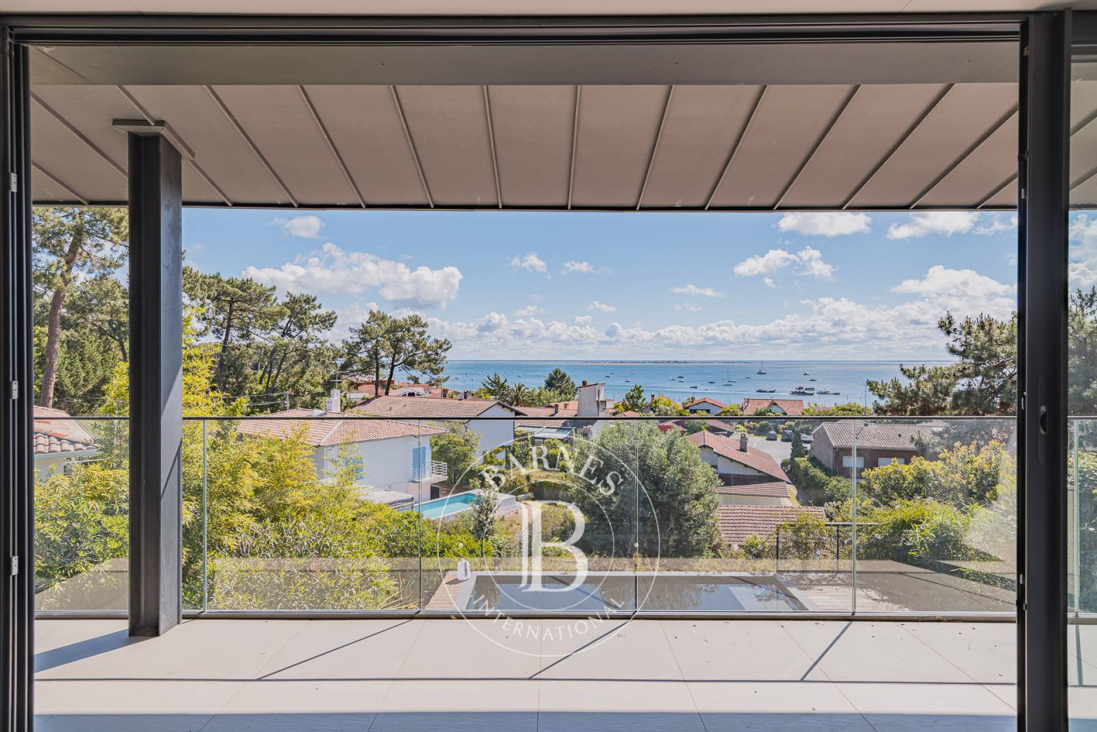 VILLA RÉNOVÉE AVEC VUE BASSIN ET PISCINE CHAUFFÉE DANS LES HAUTEURS DU CANON SUR LA PRESQU’ÎLE DU CAP FERRET