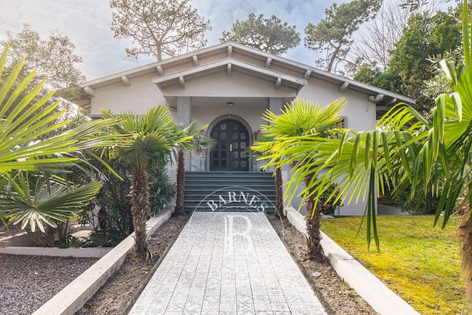 MAISON FAMILIALE BASCO-LANDAISE DE 226 M² AVEC PISCINE ET DÉPENDANCE SITUÉE DANS LE QUARTIER DES ABATILLES À ARCACHON