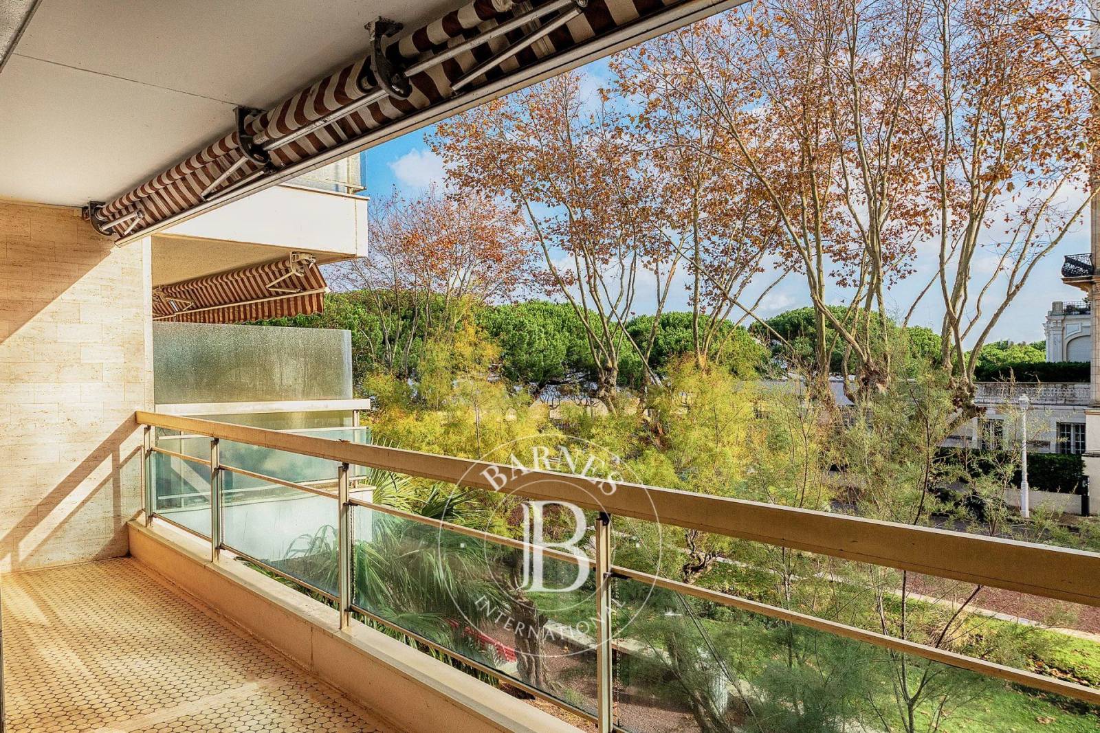 appartement traversant lumineux Arcachon avec deux terrasses à rénover