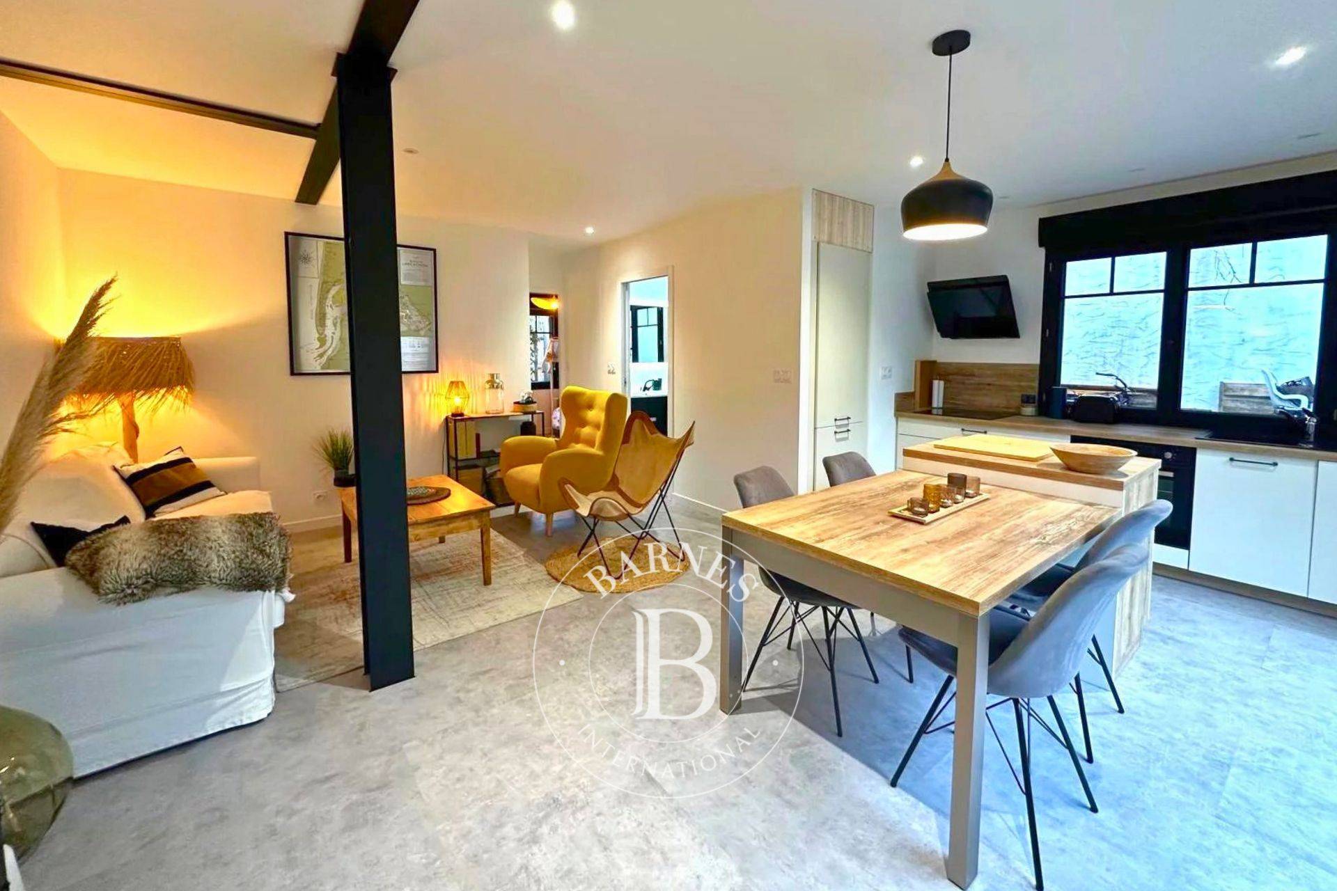 Jardin arboré de 150 m² avec terrasse et glycine majestueuse - immobilier de luxe.