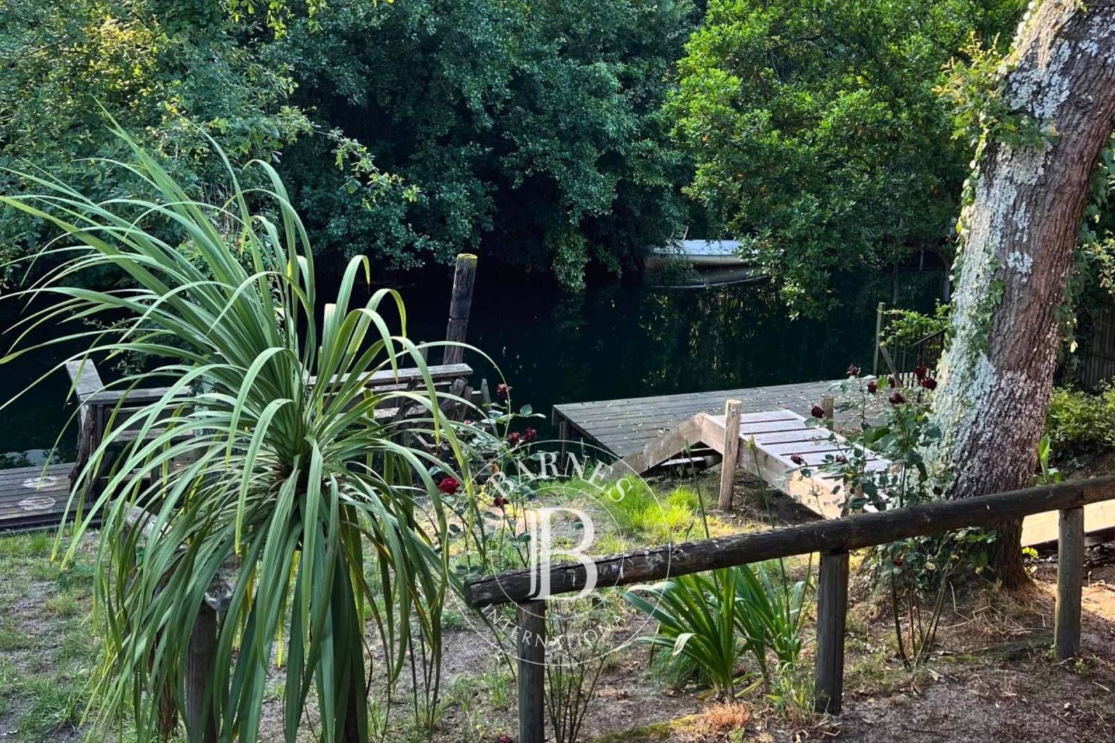 salon lumineux vue canal Barnes Pyla-sur-Mera