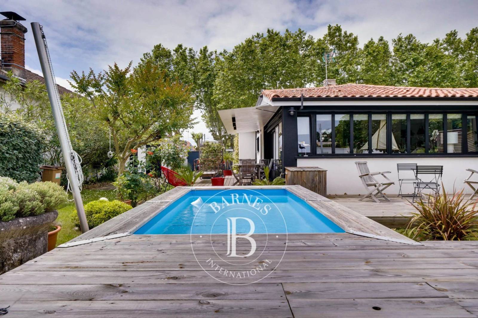 MAISON DE CARACTÈRE AVEC PISCINE ET DÉPENDANCE AU CENTRE DE LA TESTE-DE-BUCH