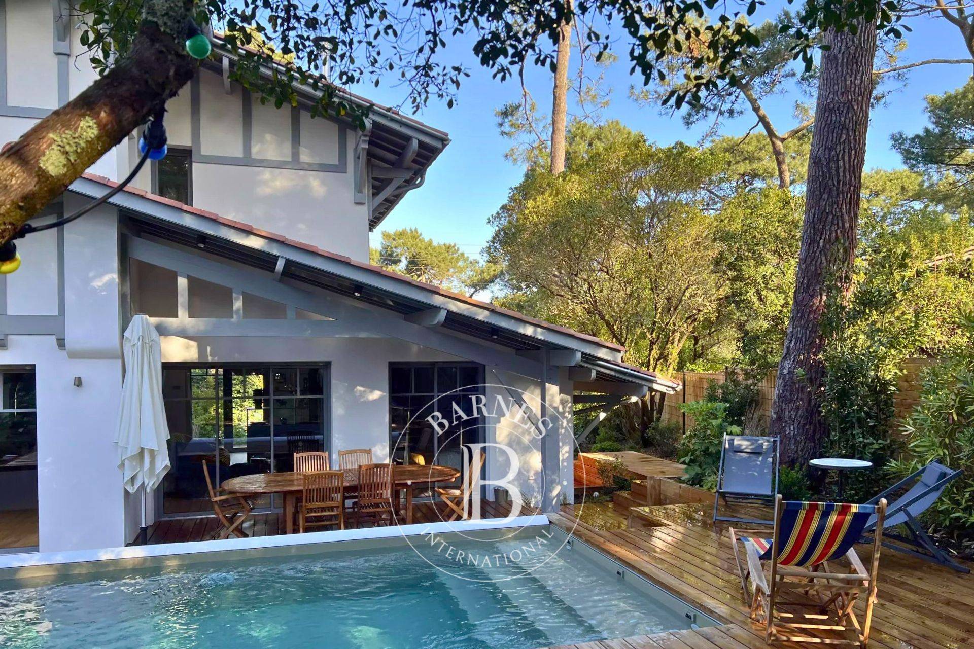 Séjour lumineux avec terrasse, vue sur le Bassin d’Arcachon et quartier de la Corniche.