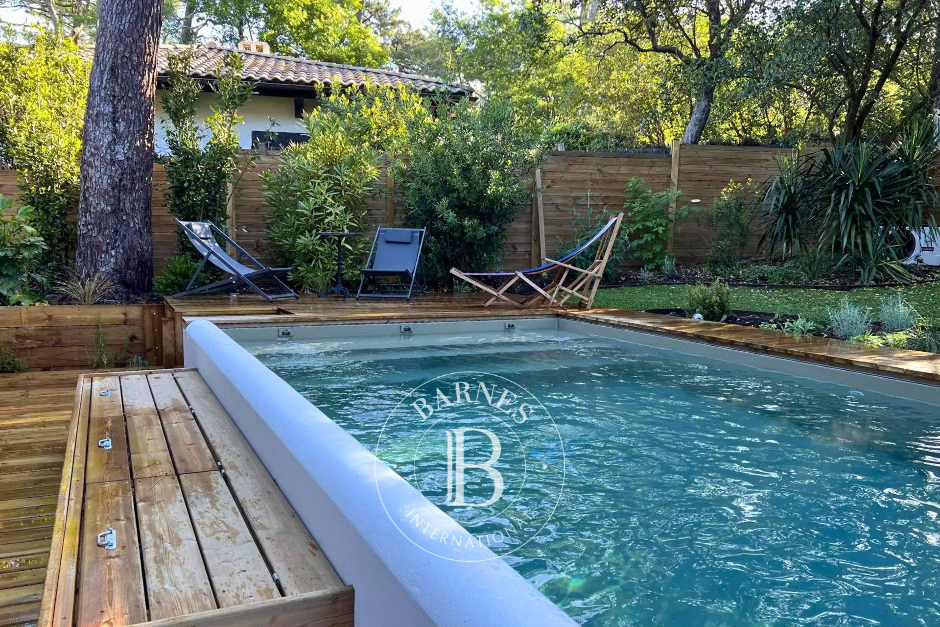 Chambre en rez-de-chaussée avec salle d’eau attenante, idéale pour un confort optimal.
