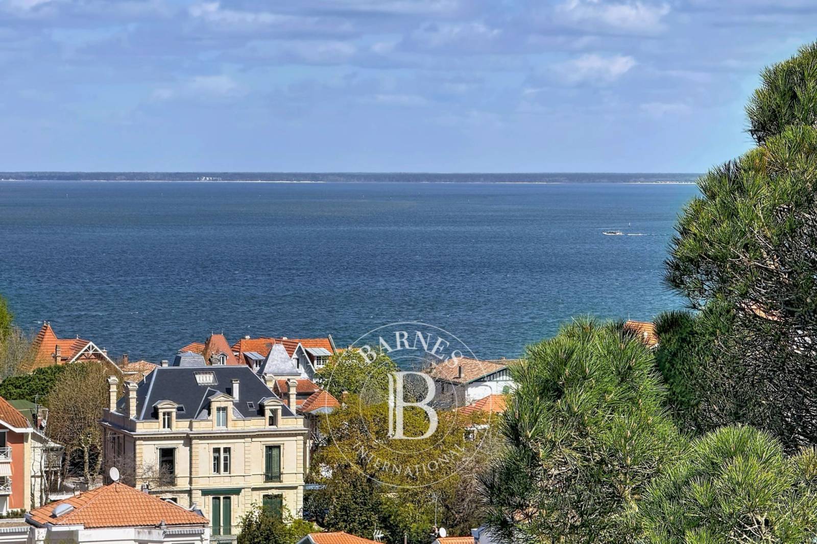 APPARTEMENT DE CHARME SOUS LES TOITS AVEC VUE PANORAMIQUE SUR LE BASSIN EN VILLE D’HIVER À ARCACHON