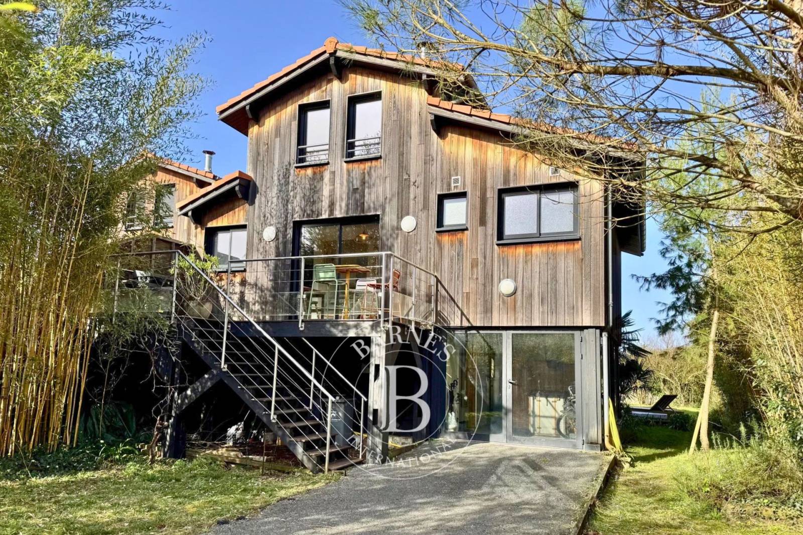 VILLA EN PREMIÈRE LIGNE AVEC VUE PANORAMIQUE ET PISCINE À GUJAN-MESTRAS
