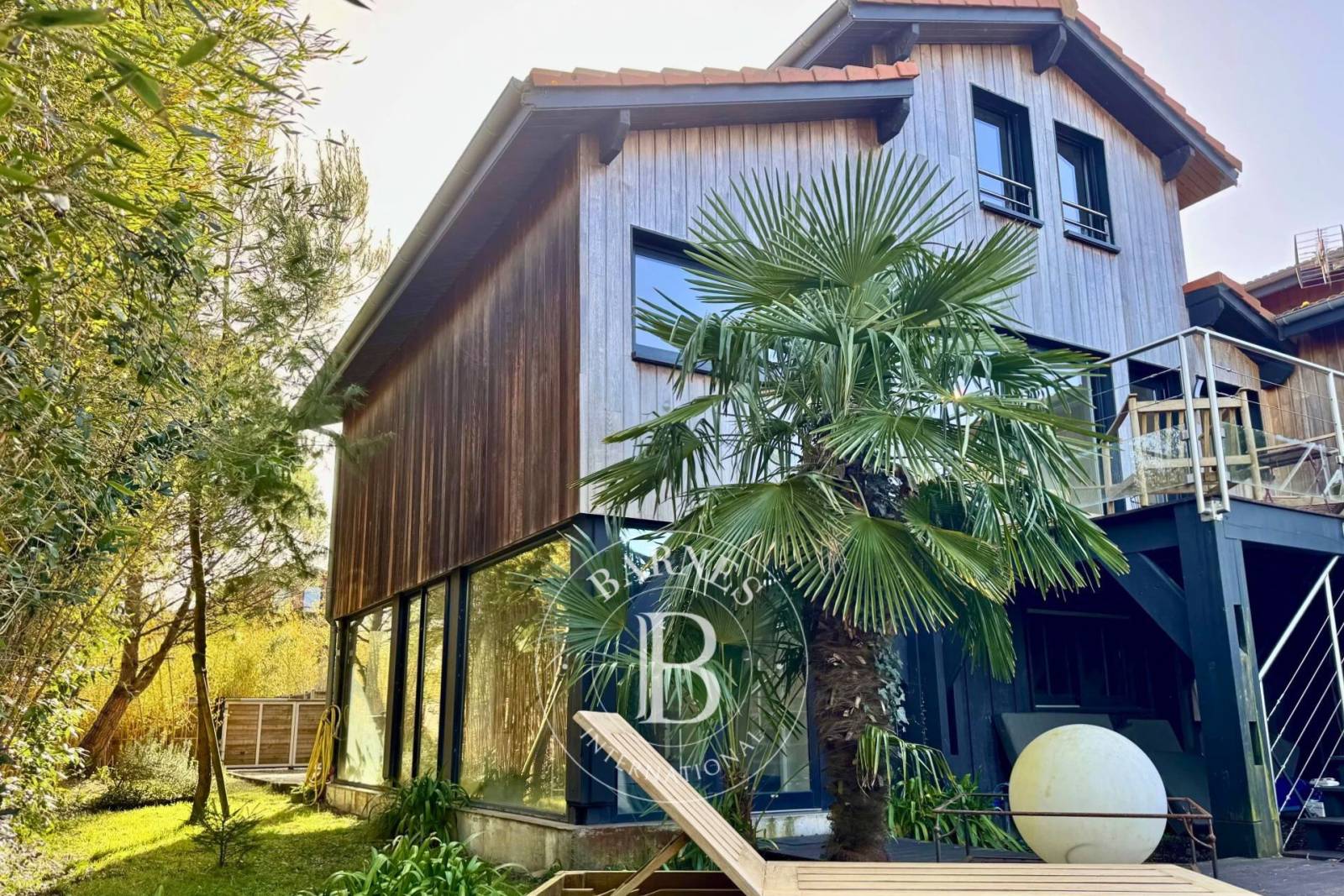 VILLA EN PREMIÈRE LIGNE AVEC VUE PANORAMIQUE ET PISCINE À GUJAN-MESTRAS