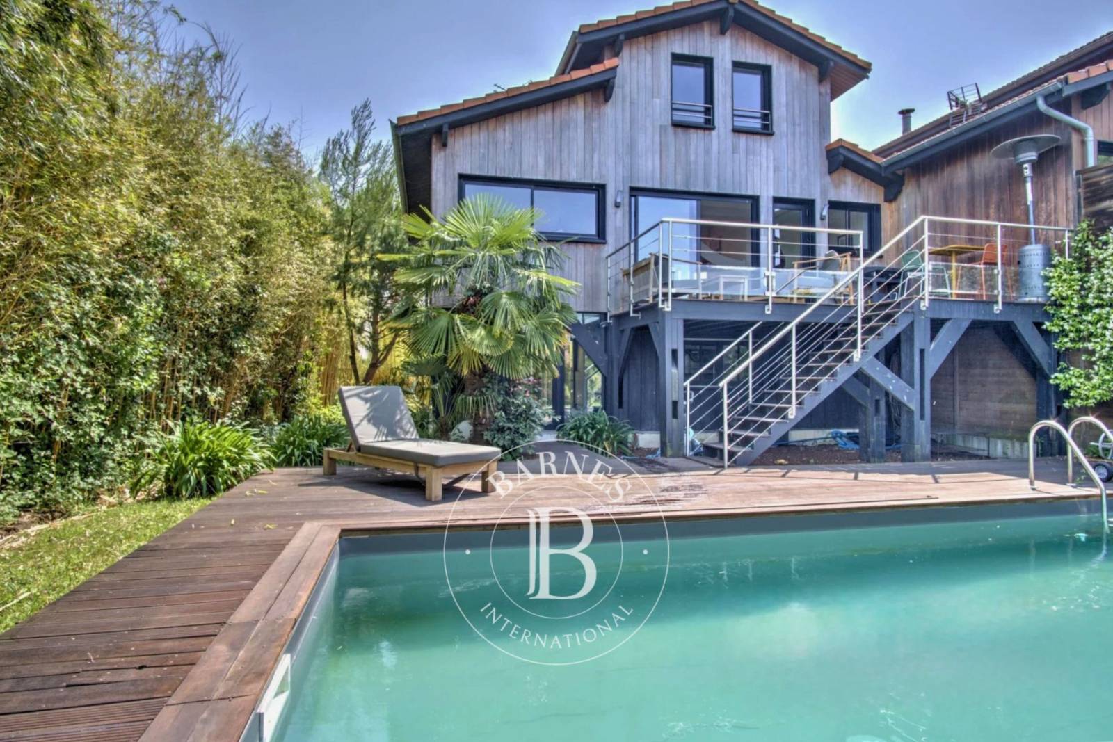 VILLA EN PREMIÈRE LIGNE AVEC VUE PANORAMIQUE ET PISCINE À GUJAN-MESTRAS