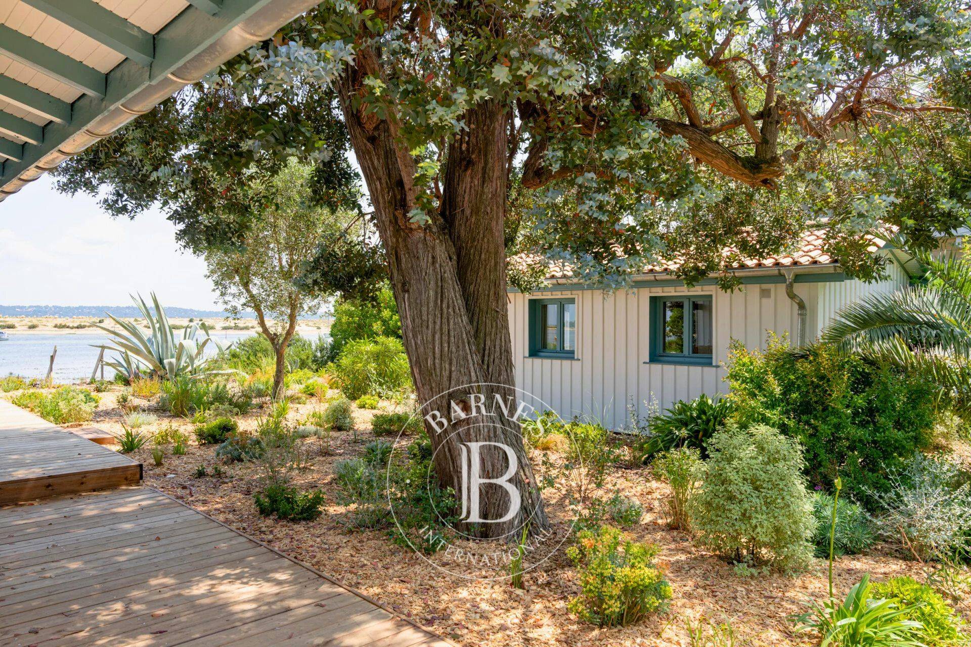 Salon lumineux avec vue sur le Bassin d’Arcachon et la Dune du Pyla - immobilier de luxe Cap Ferret