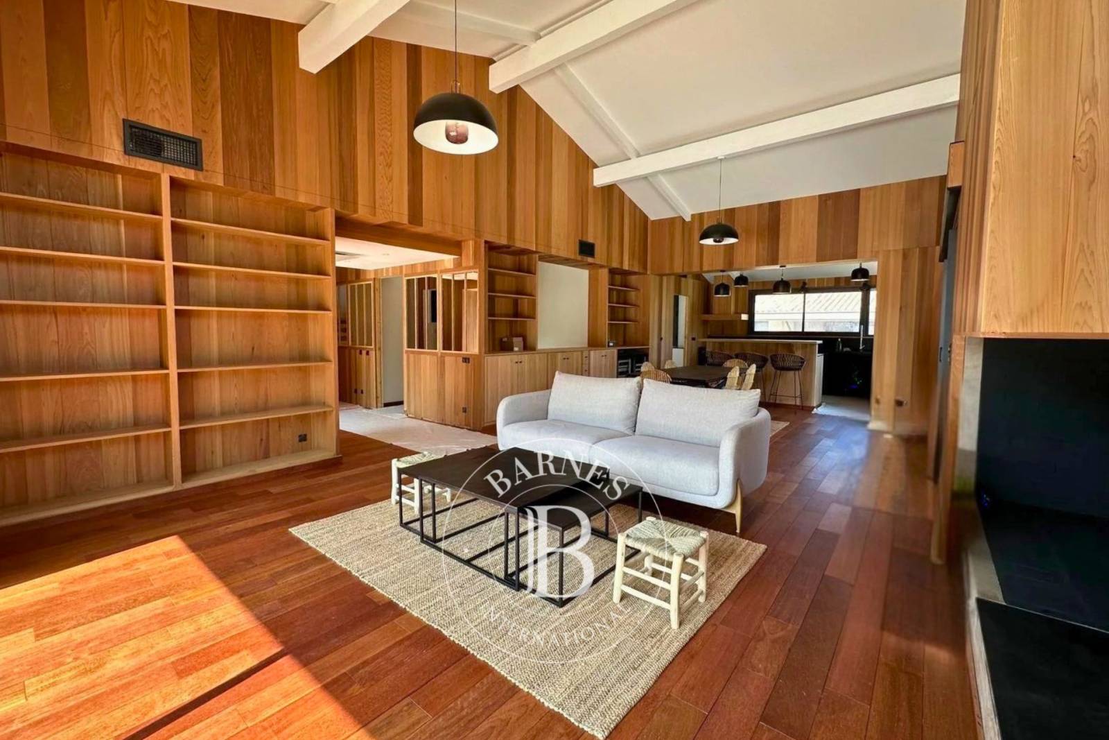 MAGNIFIQUE VILLA EN BOIS ENTIÈREMENT RÉNOVÉE, AVEC 5 CHAMBRES ET PISCINE, AU CENTRE DU CAP FERRET