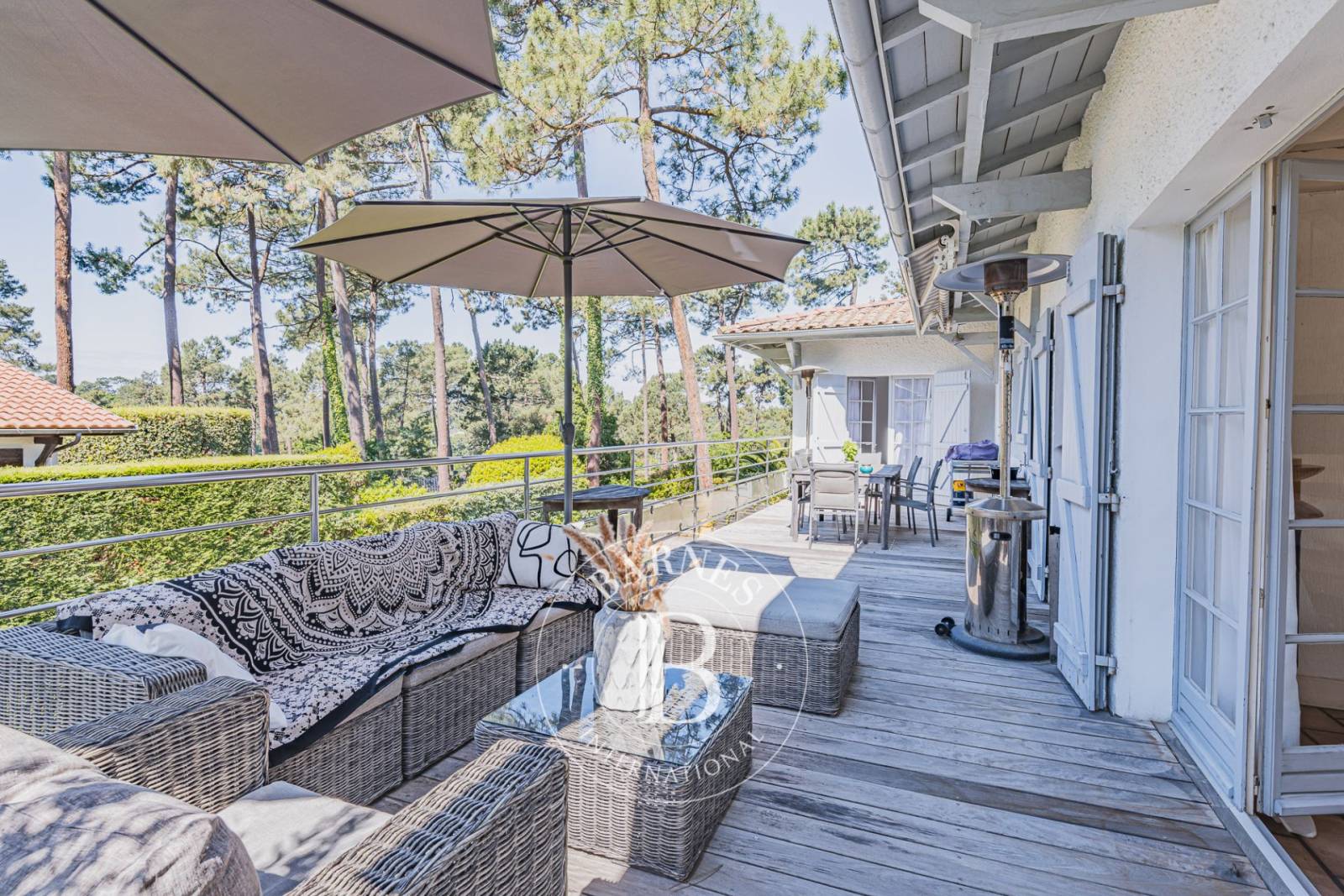 MAGNIFIQUE VILLA AVEC PISCINE ET 6 CHAMBRES , PYLA-SUR-MERa