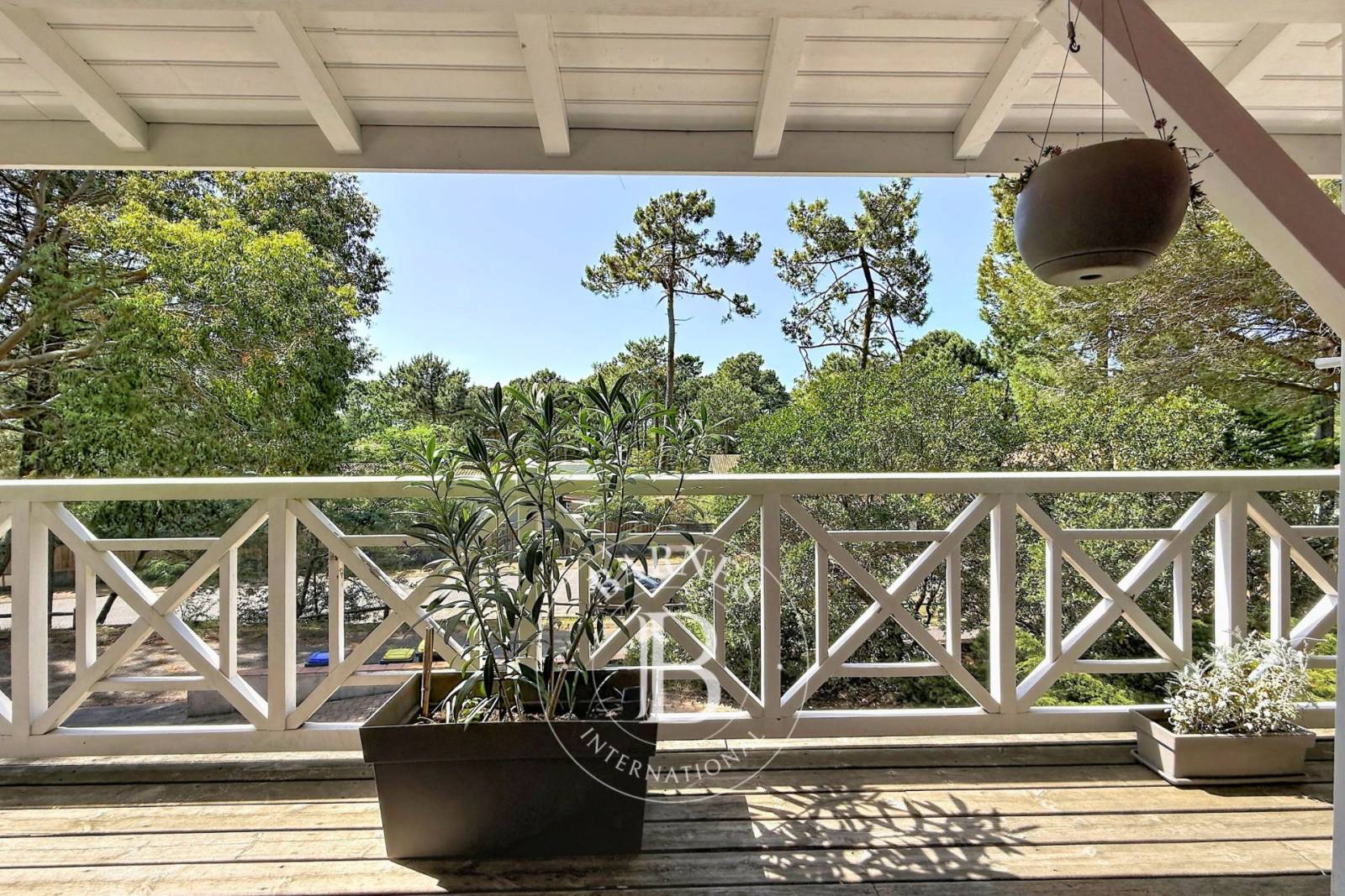 MAISON AVEC TERRASSES ET SOUS-SOL AMÉNAGÉ DANS LE QUARTIER DES VALLONS SUR LA PRESQU’ÎLE DU CAP FERRET