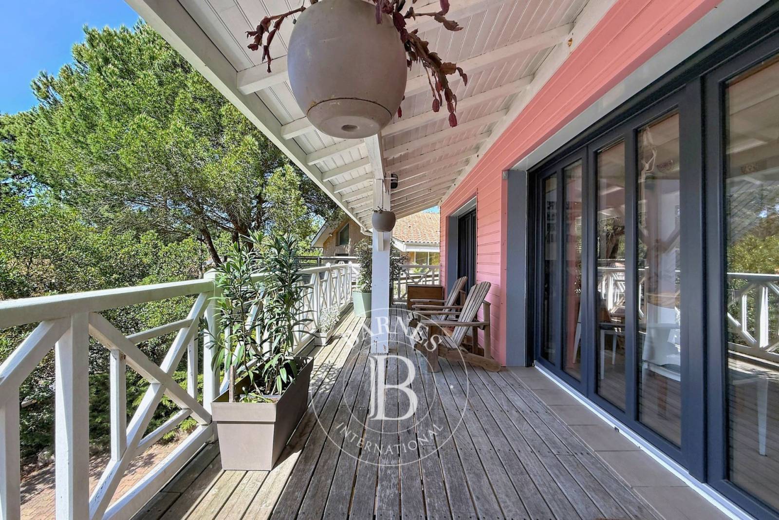 MAISON AVEC TERRASSES ET SOUS-SOL AMÉNAGÉ DANS LE QUARTIER DES VALLONS SUR LA PRESQU’ÎLE DU CAP FERRET