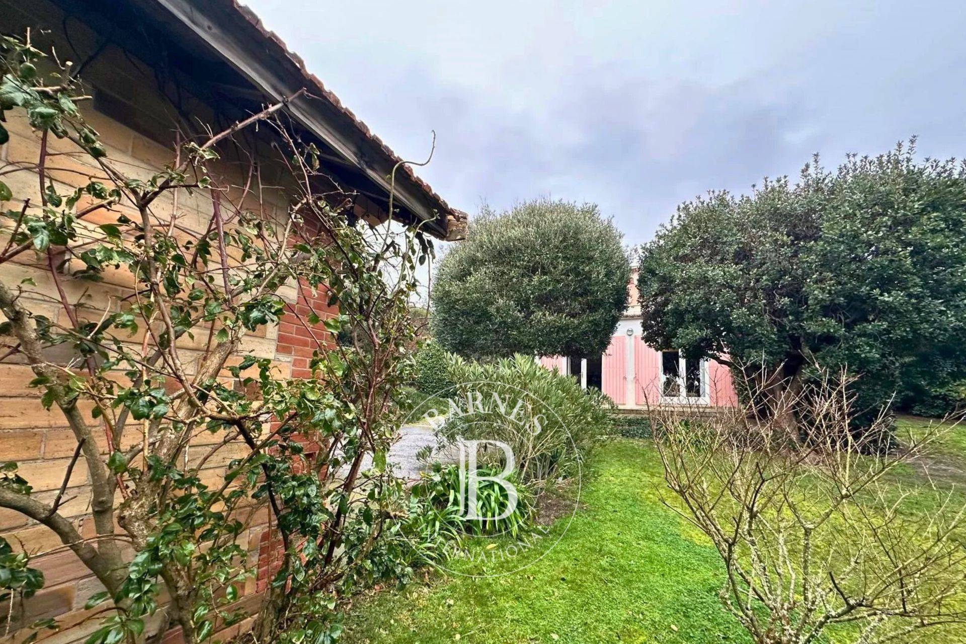 Pièce de vie lumineuse avec cheminée dans une villa à Lacanau Barnes Bassin d’Arcachon