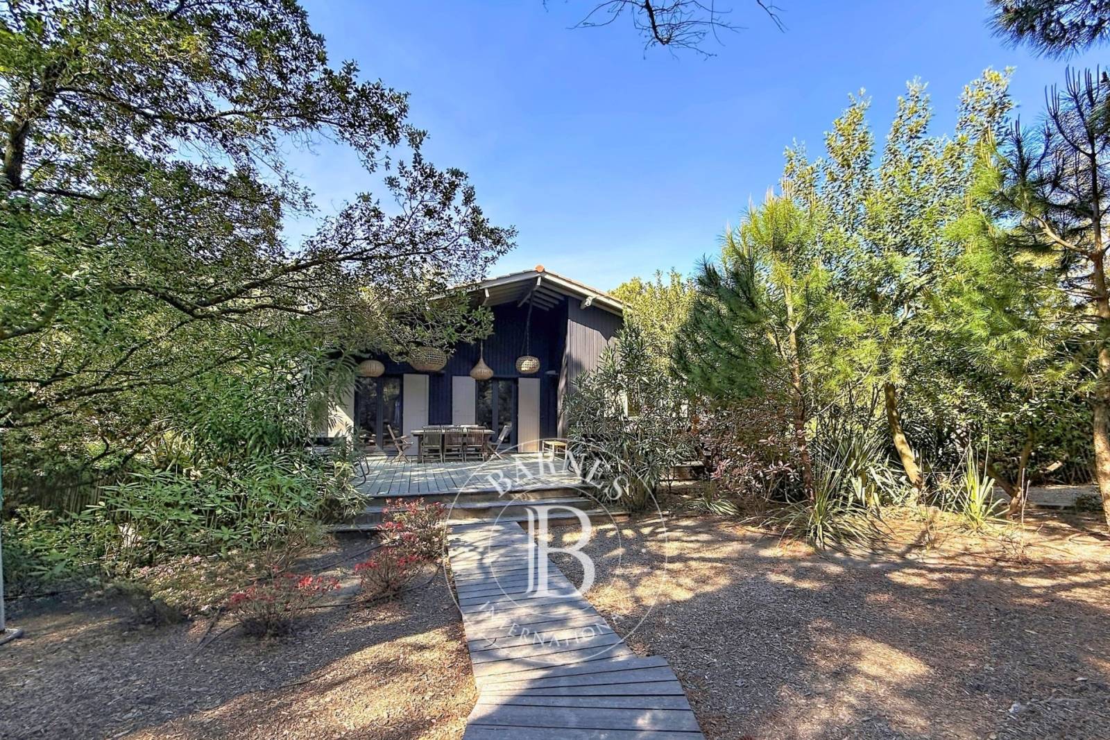 VILLA EN BOIS AVEC PISCINE ET ACCÈS PRIVÉ À L’OCÉAN, IDÉALEMENT SITUÉE AU CAP FERRET