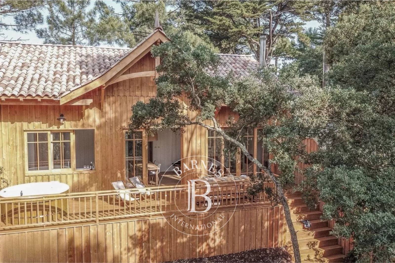 MAGNIFIQUE VILLA EN BOIS AVEC TERRASSE ET CABANON SUR LA PRESQU’ÎLE DU CAP FERRET