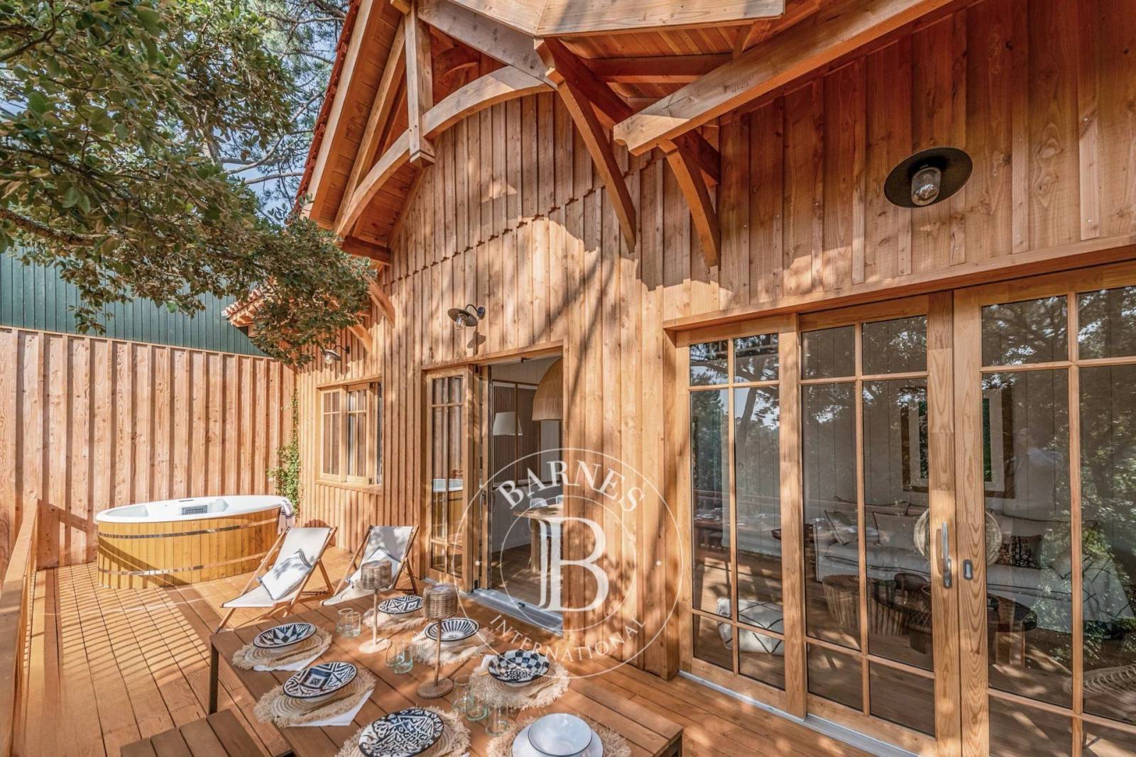 MAGNIFIQUE VILLA EN BOIS AVEC TERRASSE ET CABANON SUR LA PRESQU’ÎLE DU CAP FERRET