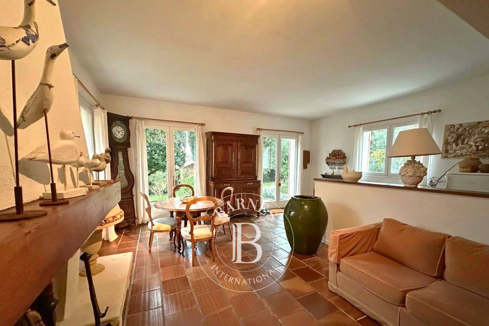 Escalier majestueux dans une villa d’exception à Lacanau immobilier de luxe