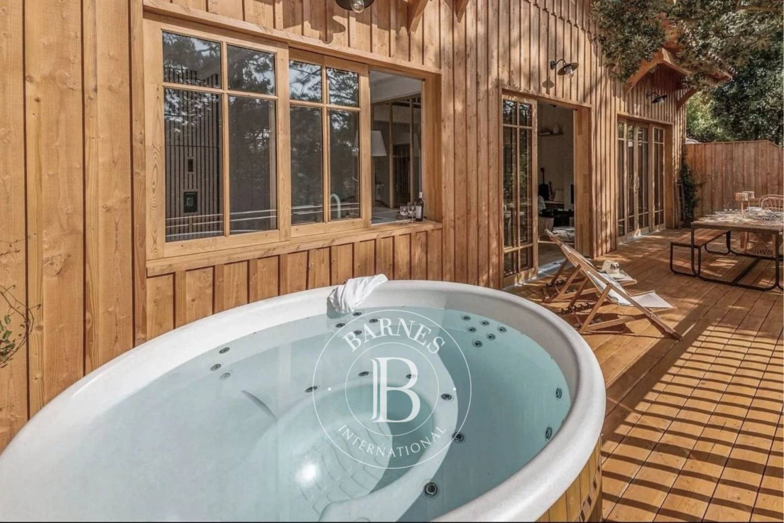 MAGNIFIQUE VILLA EN BOIS AVEC TERRASSE ET CABANON SUR LA PRESQU’ÎLE DU CAP FERRET