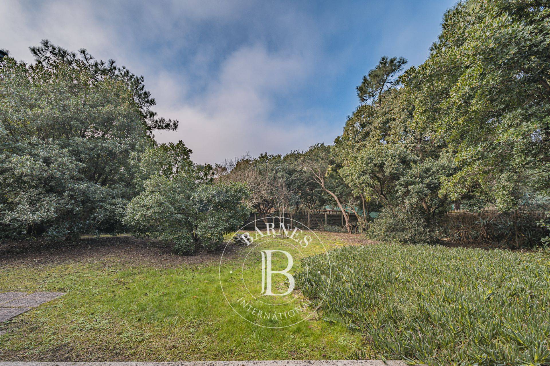 VILLA D’EXCEPTION SUR TERRAIN DE 1 120 M² AU CŒUR DU TRIANGLE D’OR CAP FERRET