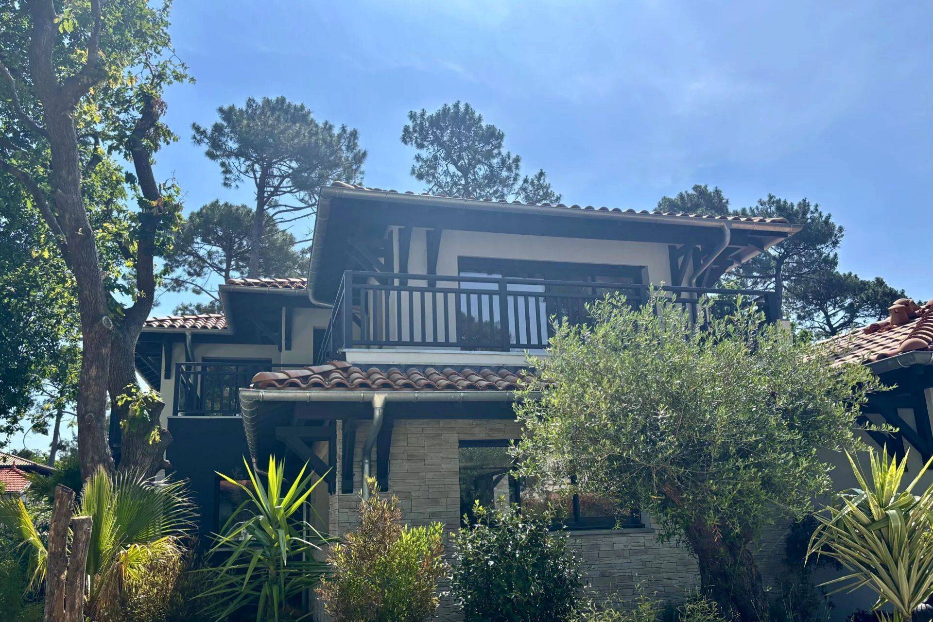 VILLA NEUVE D'EXCEPTION AUX ABATILLES AVEC PISCINE ET JACUZZI