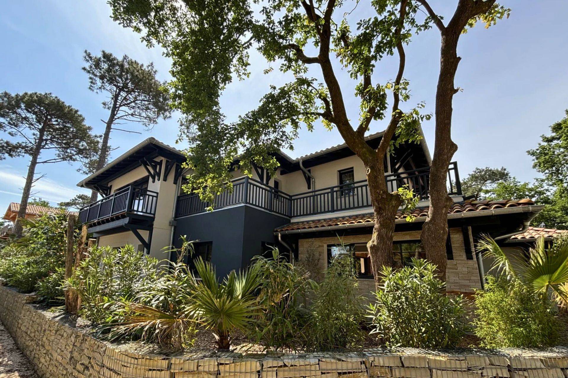 VILLA NEUVE D'EXCEPTION AUX ABATILLES AVEC PISCINE ET JACUZZI