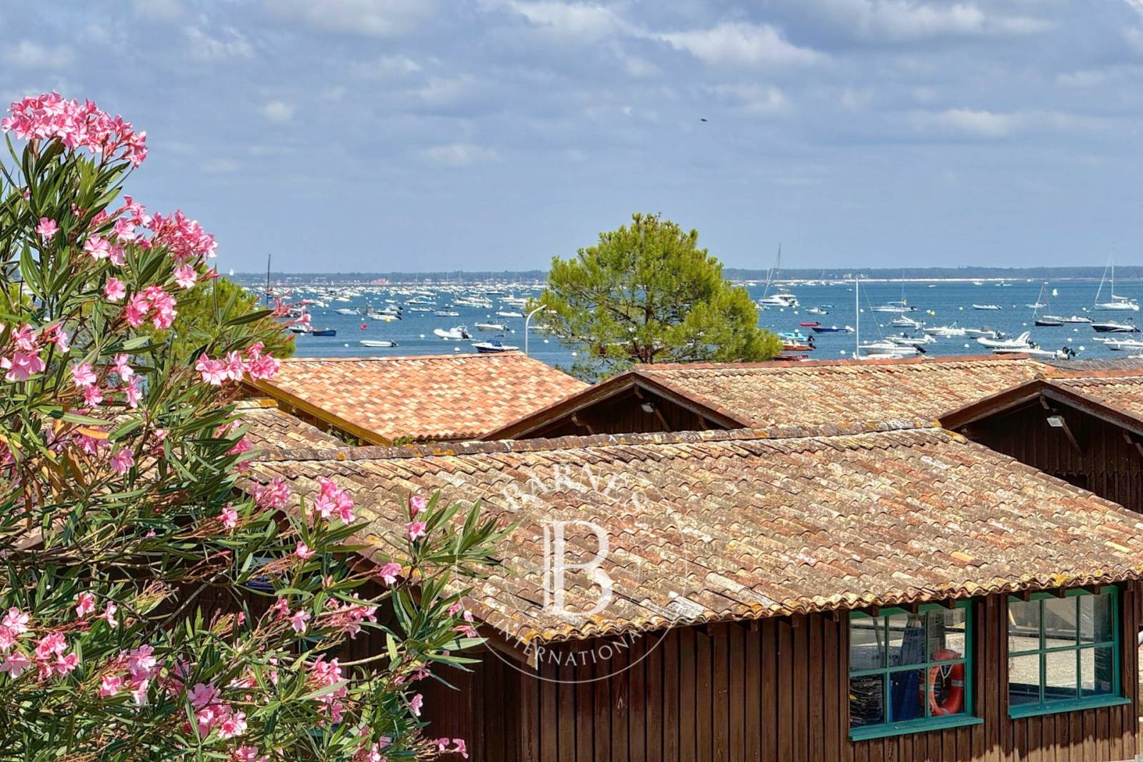 VILLA AVEC VUE PANORAMIQUE BASSIN, AU CŒUR DU VILLAGE DE L’HERBE - PRESQU’ÎLE DU CAP FERRET