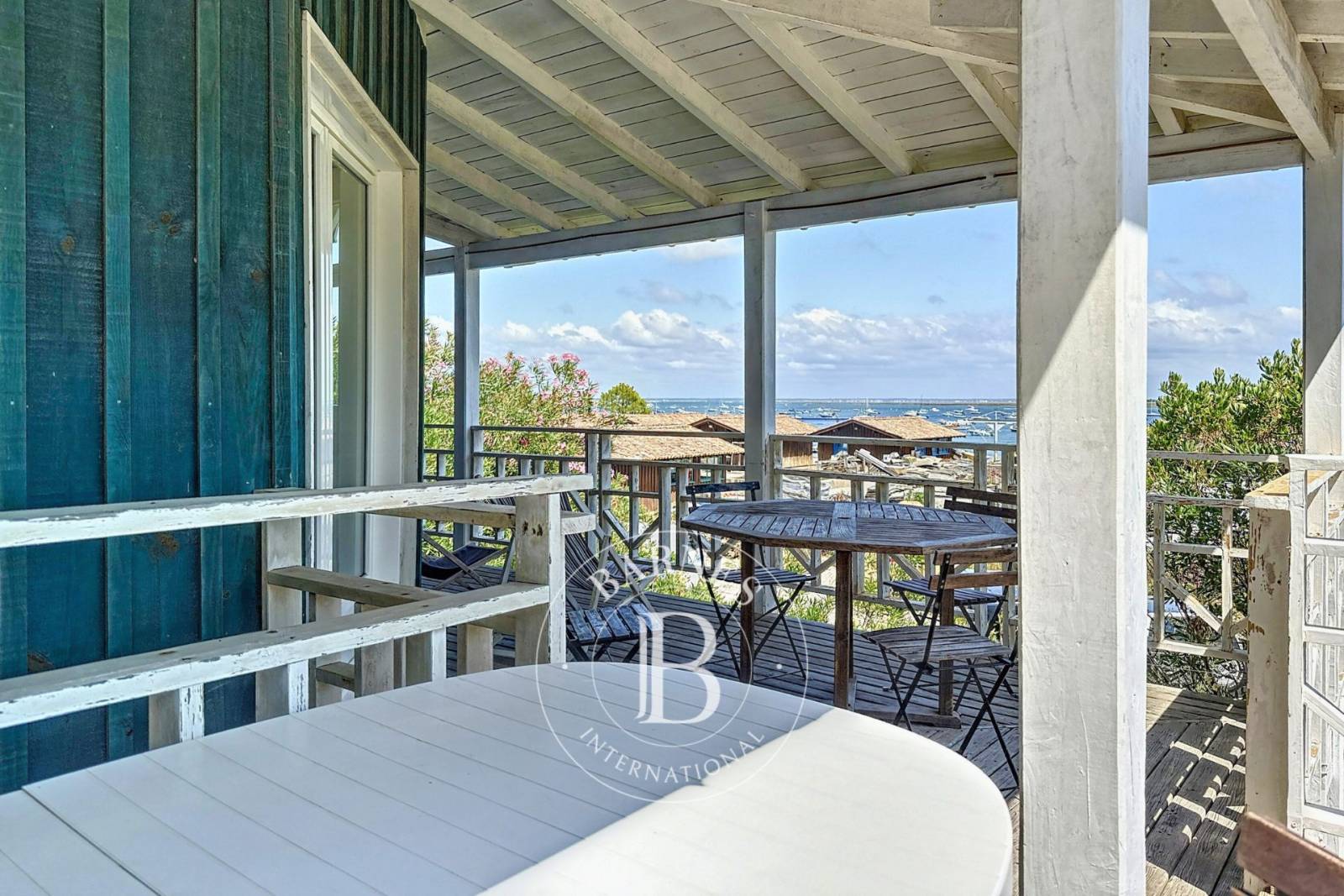 VILLA AVEC VUE PANORAMIQUE BASSIN, AU CŒUR DU VILLAGE DE L’HERBE - PRESQU’ÎLE DU CAP FERRET