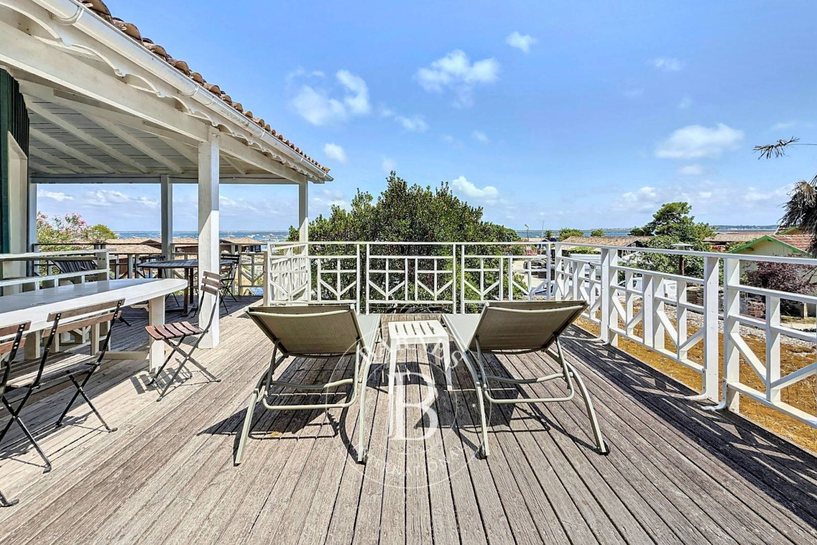 VILLA AVEC VUE PANORAMIQUE BASSIN, AU CŒUR DU VILLAGE DE L’HERBE - PRESQU’ÎLE DU CAP FERRET
