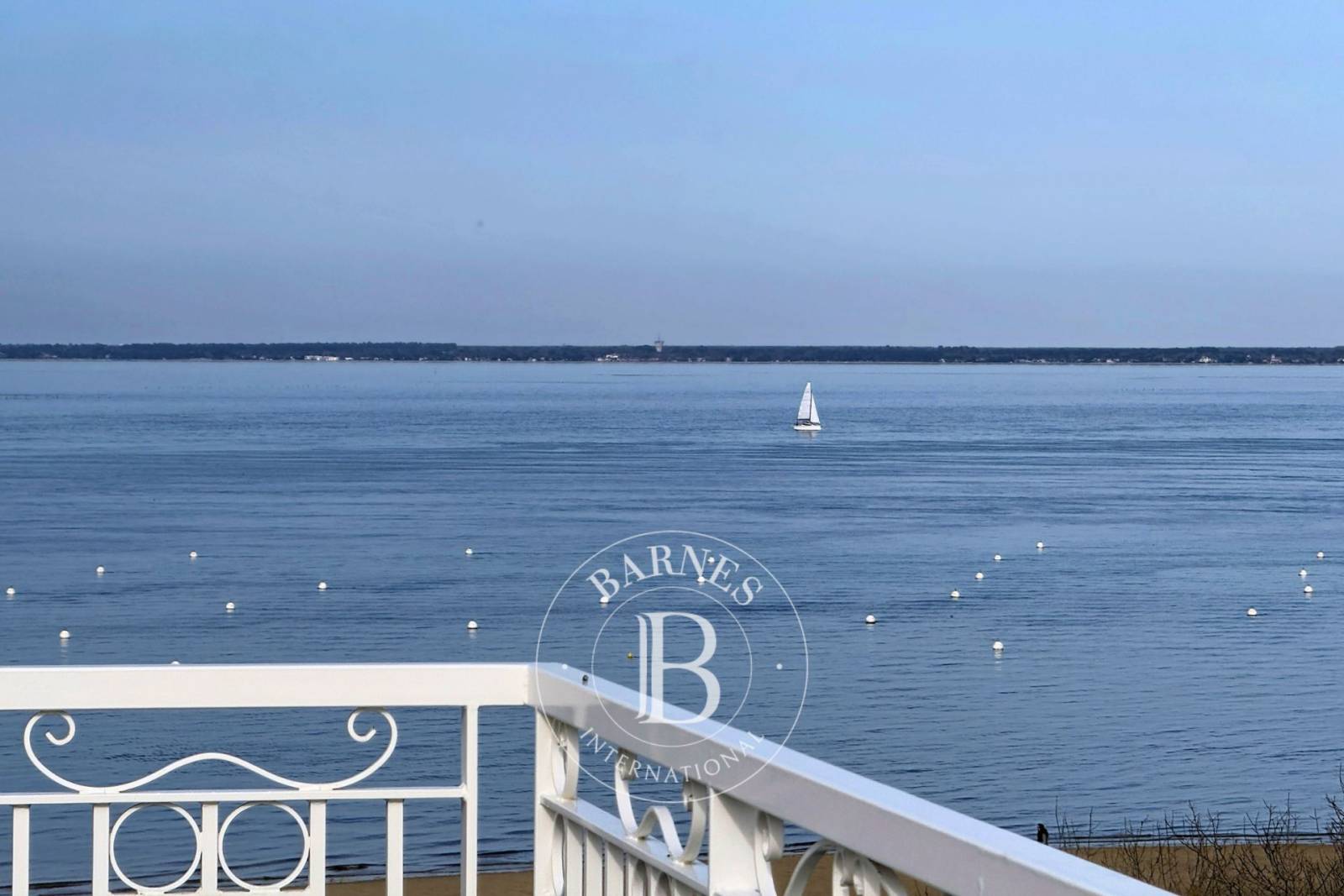 APPARTEMENT EN DERNIER ETAGE D'UNE RESIDENCE EN PREMIERE LIGNE AVEC SUPERBE TERRASSE VUE BASSIN