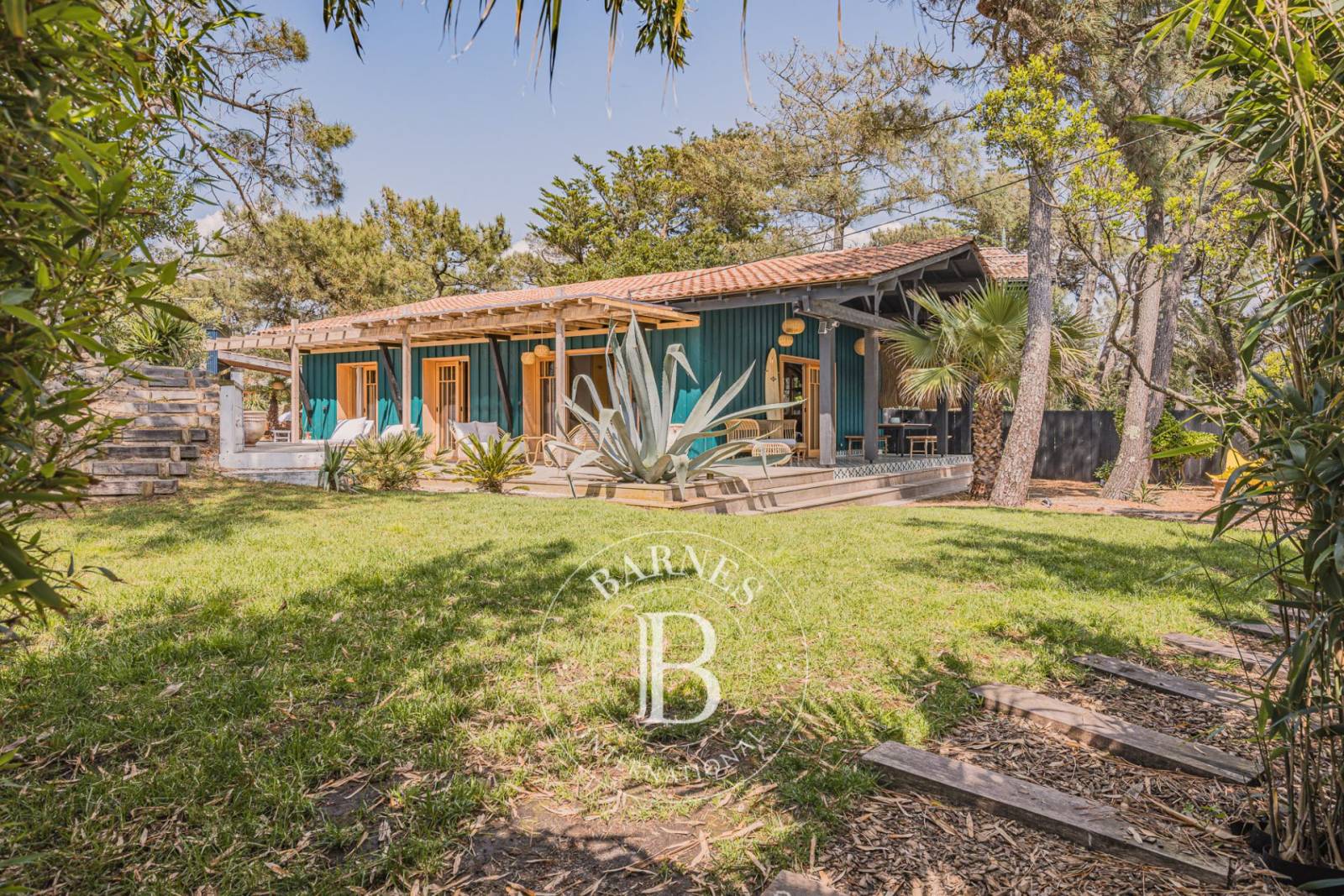 PROPRIÉTÉ D’ARCHITECTE COMPOSÉE DE LODGES INDÉPENDANTS À DEUX PAS DE LA PLAGE AU CAP FERRET