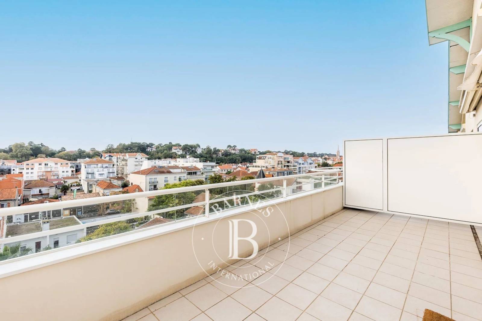 appartement avec grand box et terrasse plein sud à Arcachona