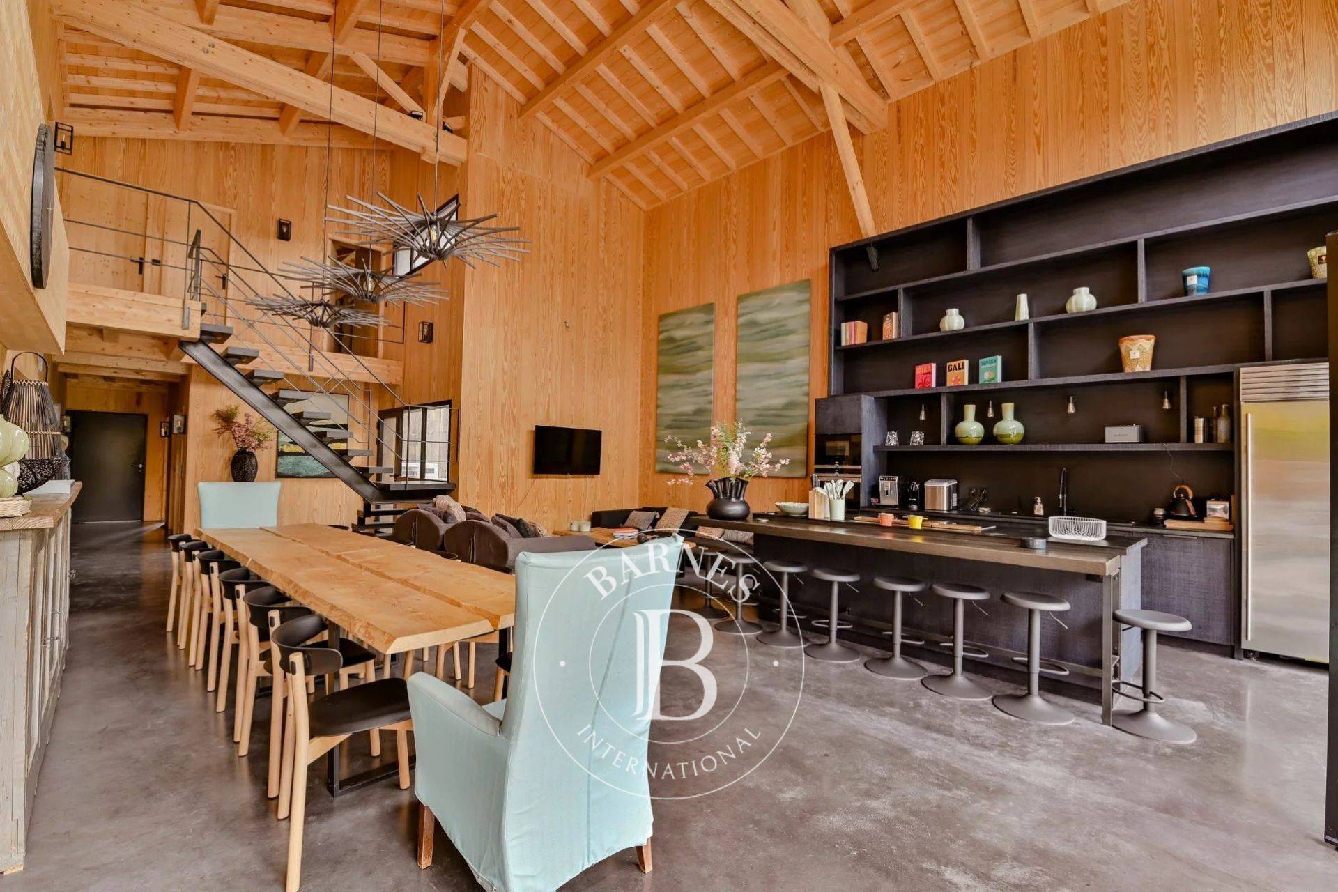 Cuisine ouverte avec îlot central et coin bar à Cap Ferret immobilier de luxe