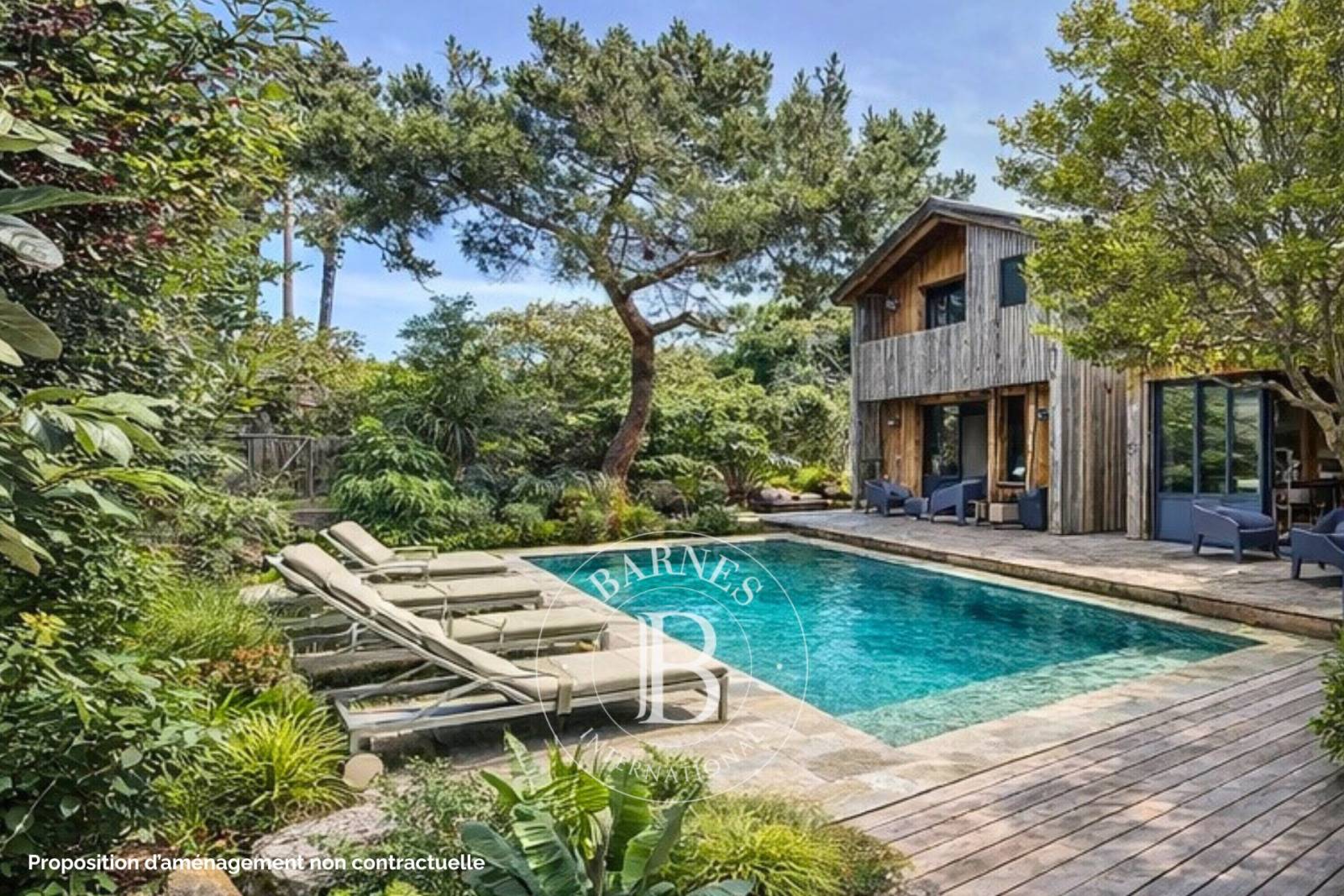 VILLA EN BOIS AVEC DÉPENDANCE ET TERRASSE COUVERTE EN PLEIN CENTRE DU CAP FERRET