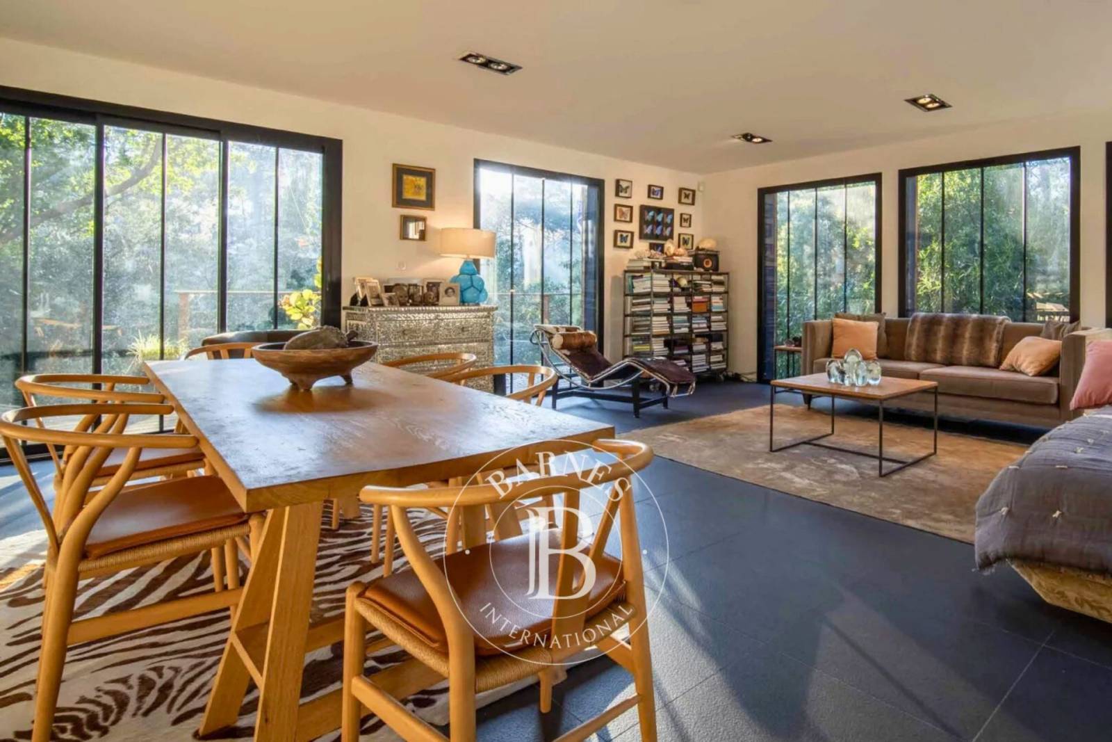 PROPRIÉTÉ AVEC DÉPENDANCES ET PISCINE DANS LE VILLAGE L’HERBE, SUR LA PRESQU’ÎLE DU CAP FERRET