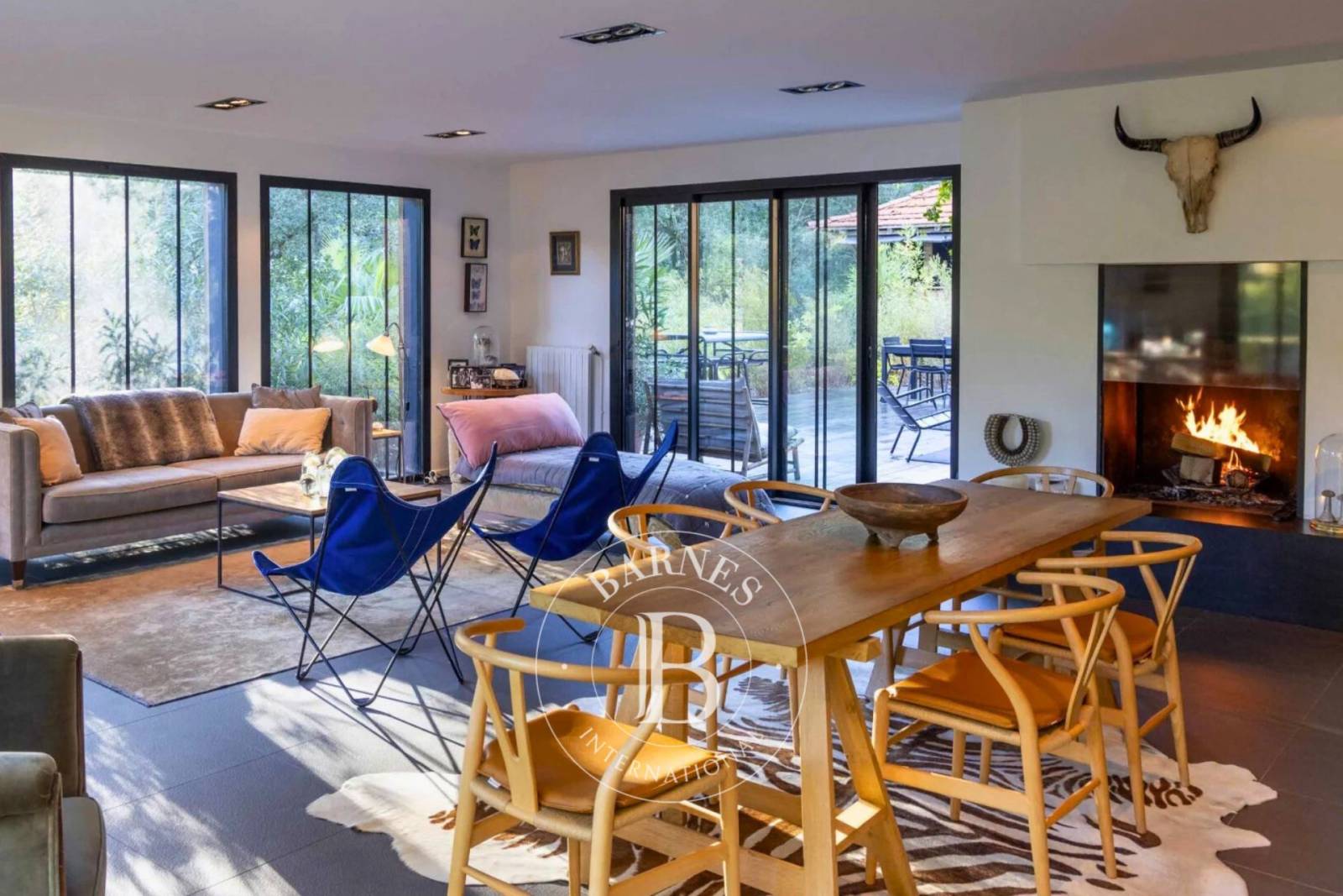 PROPRIÉTÉ AVEC DÉPENDANCES ET PISCINE DANS LE VILLAGE L’HERBE, SUR LA PRESQU’ÎLE DU CAP FERRET