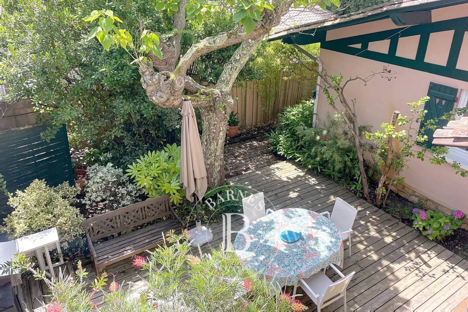 MAISON ARCACHONNAISE AVEC DÉPENDANCES EN VILLE D’AUTOMNE À ARCACHON