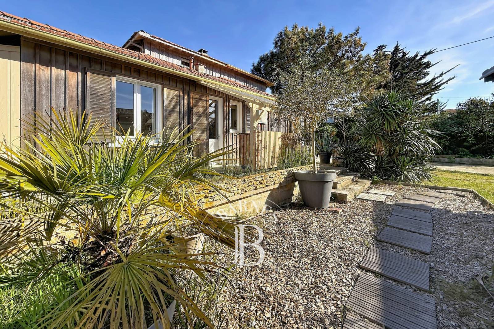VILLA FAMILIALE AVEC JARDIN ET DÉPENDANCE, SITUÉE AU CAP FERRET À PROXIMITÉ DE L’OCÉAN