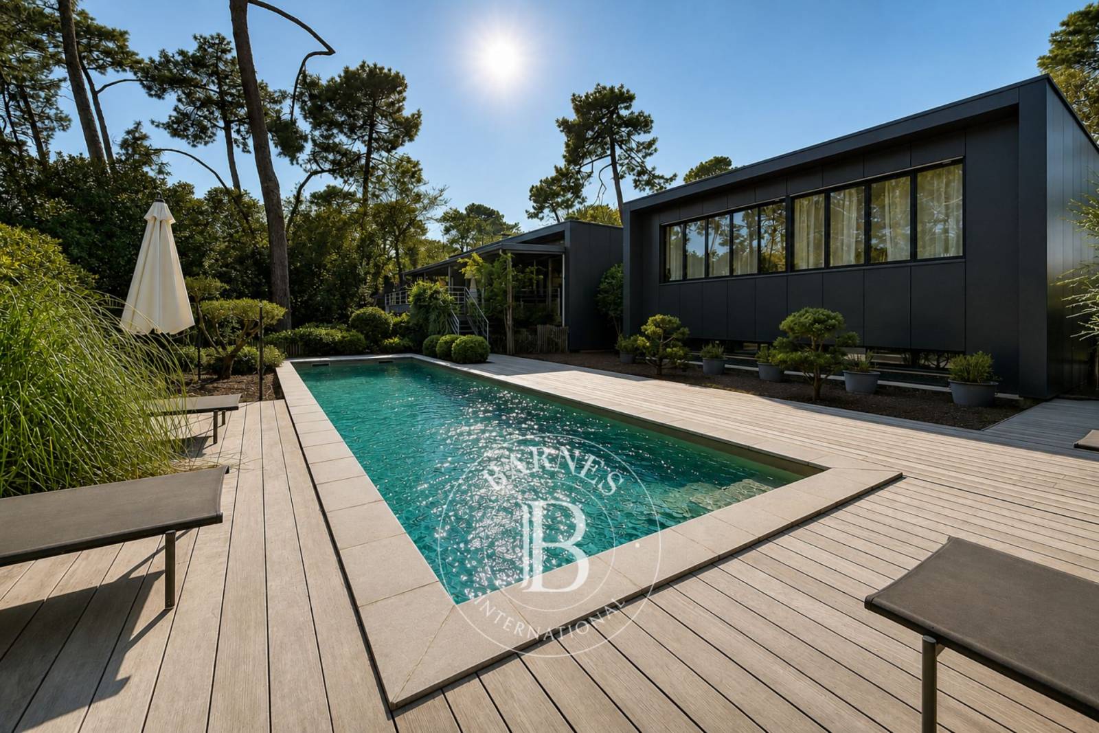 VILLA D’ARCHITECTE DE 350 M² AVEC PISCINE ET PATIO AU CŒUR DU QUARTIER DE L’HAITZA AU PYLA-SUR-MERa
